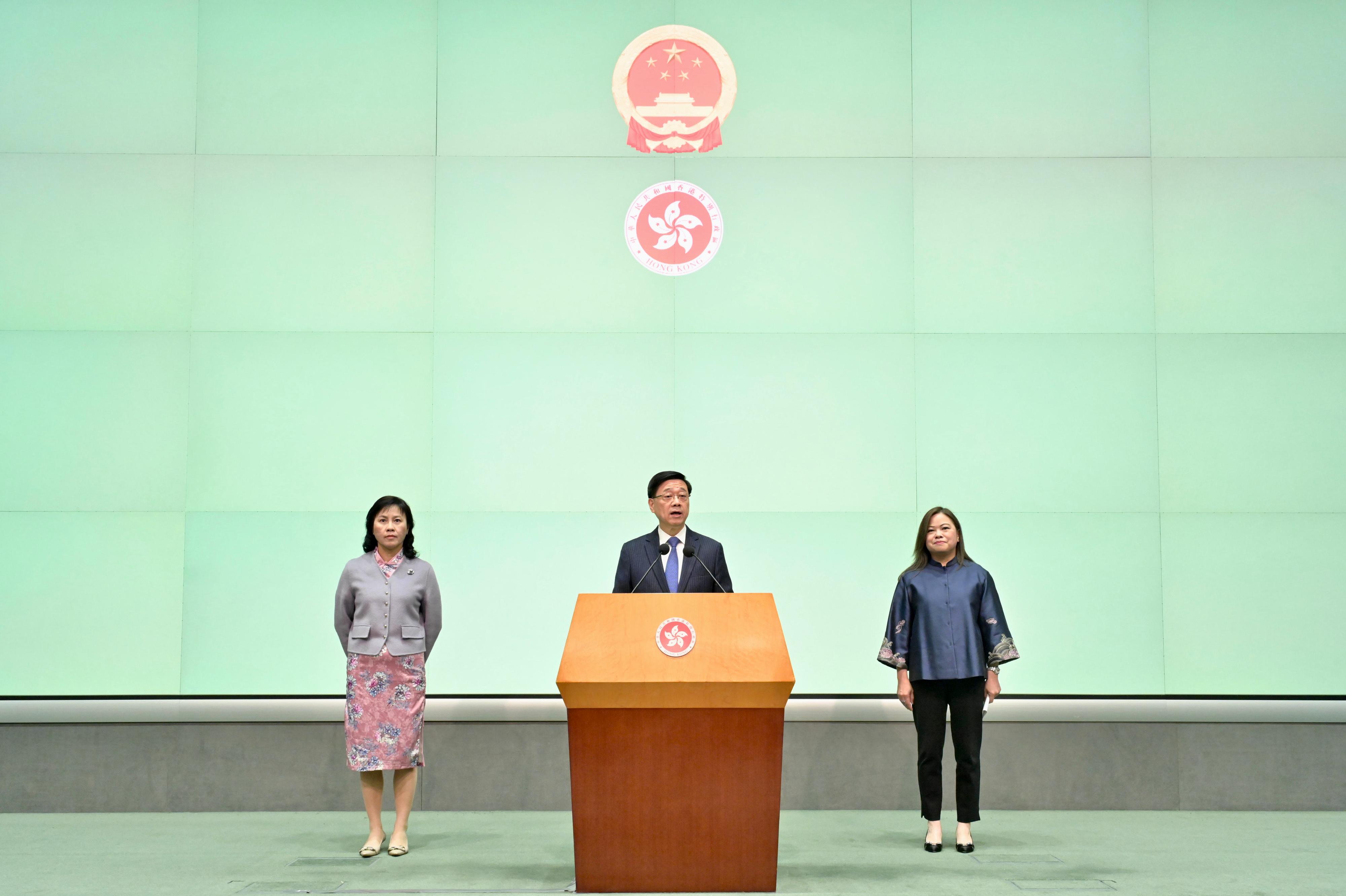 行政长官李家超（中）今日（十二月五日）与运输及物流局局长陈美宝（左一）和文化体育及旅游局局长罗淑佩（右一）会见传媒。