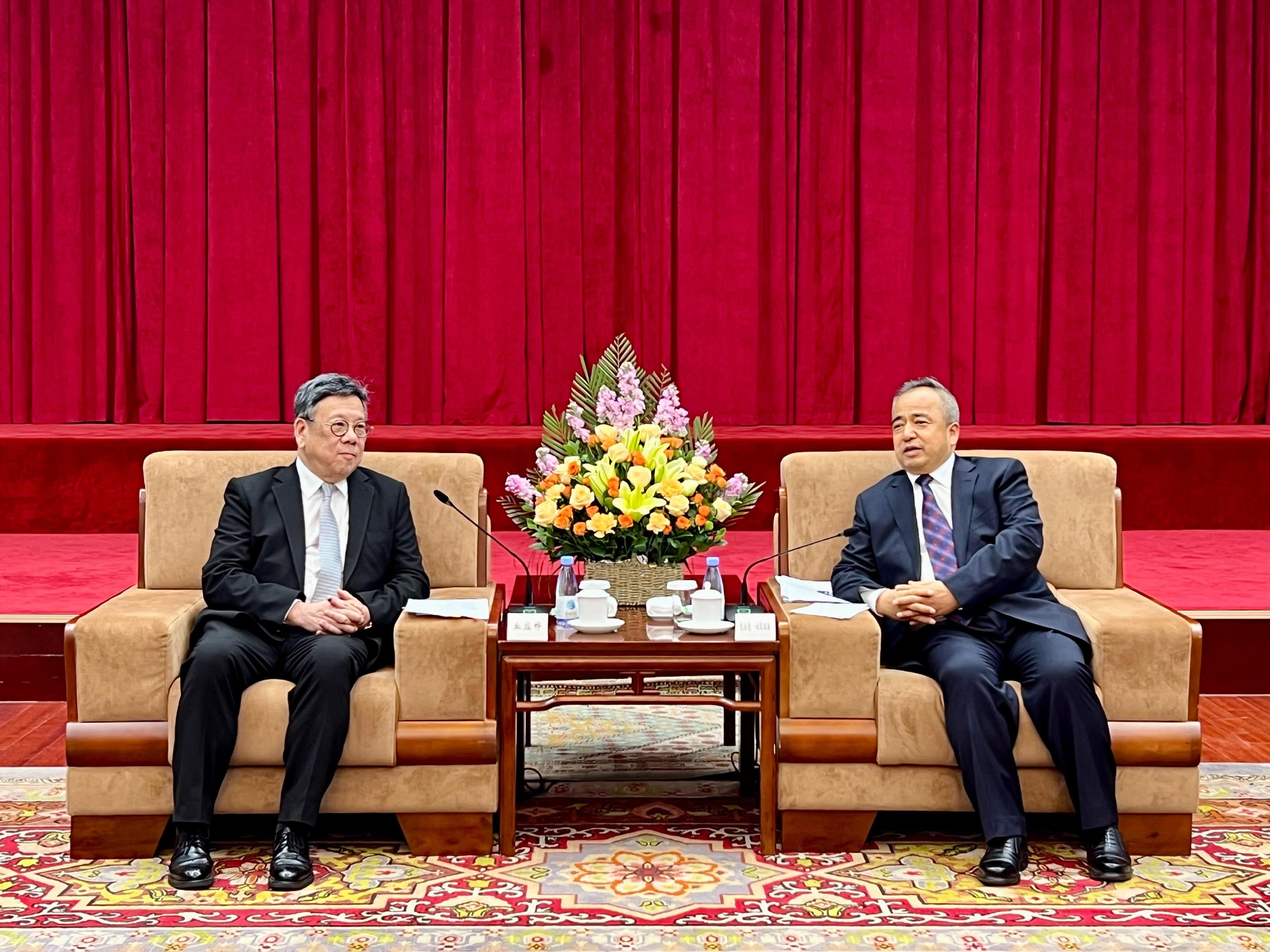 Leading a business delegation to visit Urumqi, Xinjiang, the Secretary for Commerce and Economic Development, Mr Algernon Yau (left), holds a bilateral meeting with the Chairman of Xinjiang Uyghur Autonomous Region, Mr Erkin Tuniyaz (right), today (December 5) to exchange views on issues of mutual concern.

