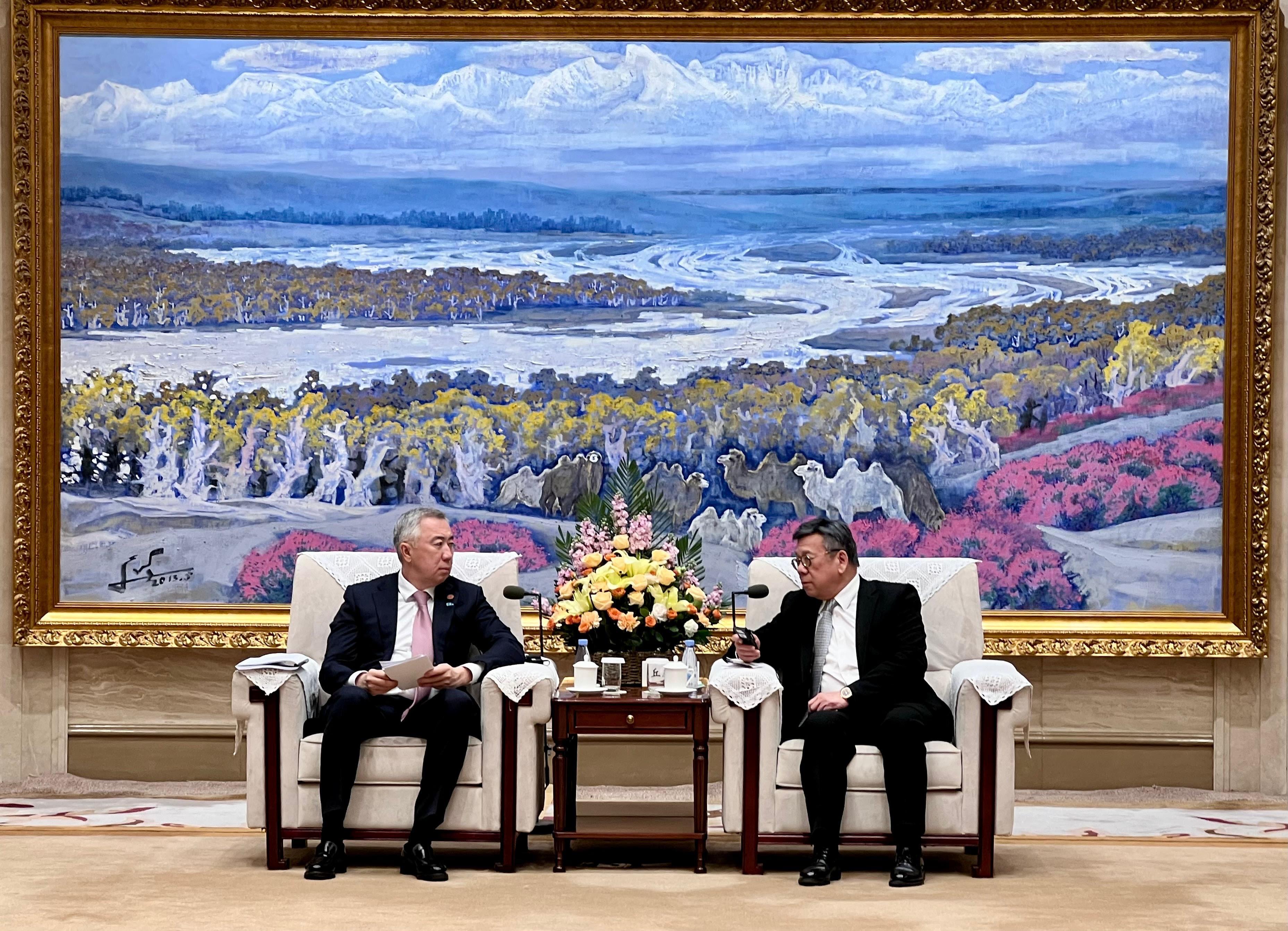 Leading a business delegation to visit Urumqi, Xinjiang, the Secretary for Commerce and Economic Development, Mr Algernon Yau (right), holds a bilateral meeting with Deputy Prime Minister of Kazakhstan Mr Serik Zhumangarin (left), today (December 5) to exchange views on issues of mutual concern.