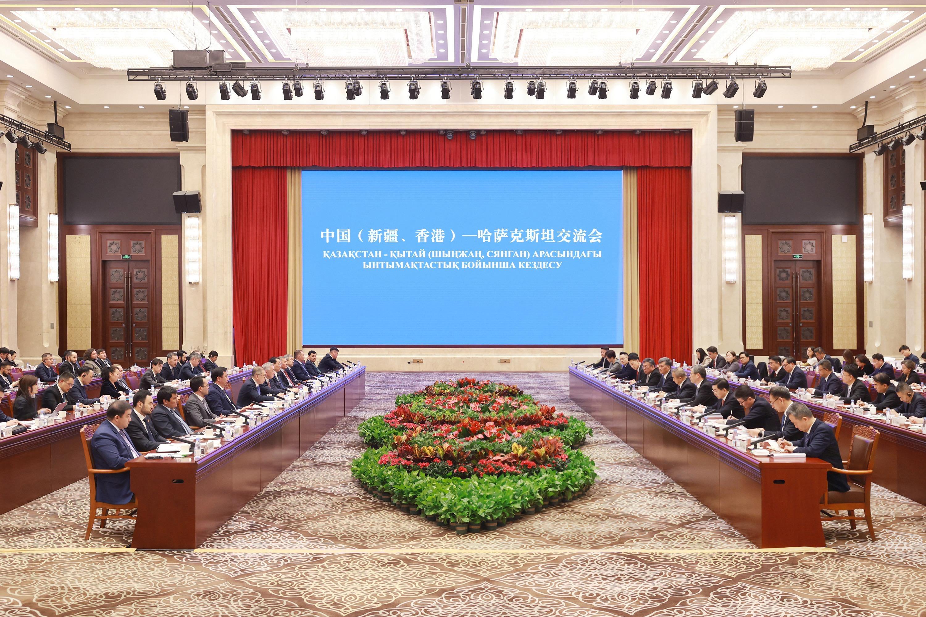 Leading a business delegation to visit Urumqi, Xinjiang, the Secretary for Commerce and Economic Development, Mr Algernon Yau (front row, eighth right), meets with the Secretary of the CPC Xinjiang Uyghur Autonomous Regional Committee, Mr Ma Xingrui (front row, seventh right); the Chairman of Xinjiang Uyghur Autonomous Region, Mr Erkin Tuniyaz (front row, sixth right); and Deputy Prime Minister of Kazakhstan Mr Serik Zhumangarin (front row, seventh left) on December 5 to exchange views on promoting economic and trade co-operation among the three places, with a view to jointly exploring the full range of opportunities arising from the Belt and Road Initiative.
