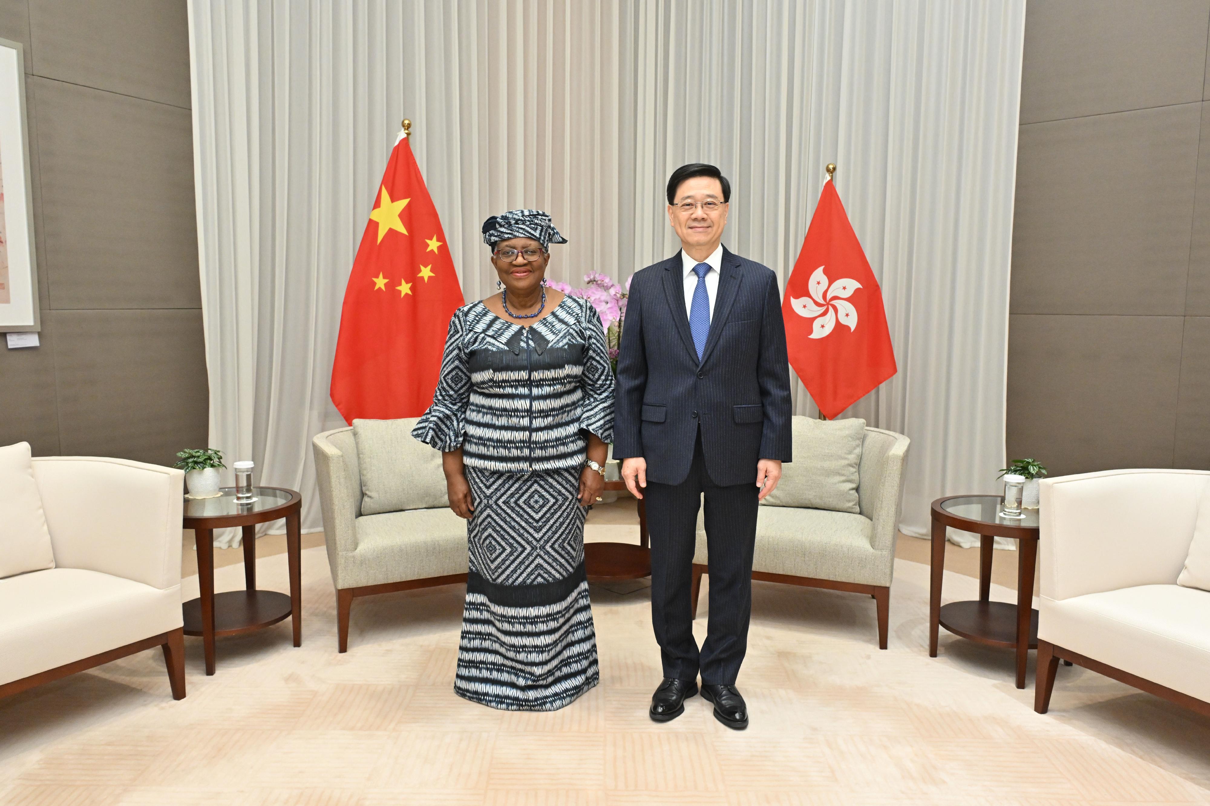 The Chief Executive, Mr John Lee (right), meets with the visiting Director-General of the World Trade Organization, Dr Ngozi Okonjo-Iweala (left), today (December 5).