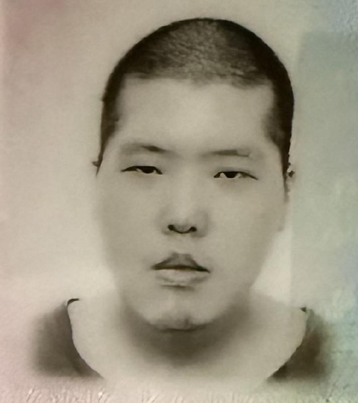 Yeung Wing-shun, aged 36, is about 1.75 metres tall, 80 kilograms in weight and of fat build. He has a round face with yellow complexion and short black hair. He was last seen wearing a dark blue T-shirt, brown shorts and grey slippers.
