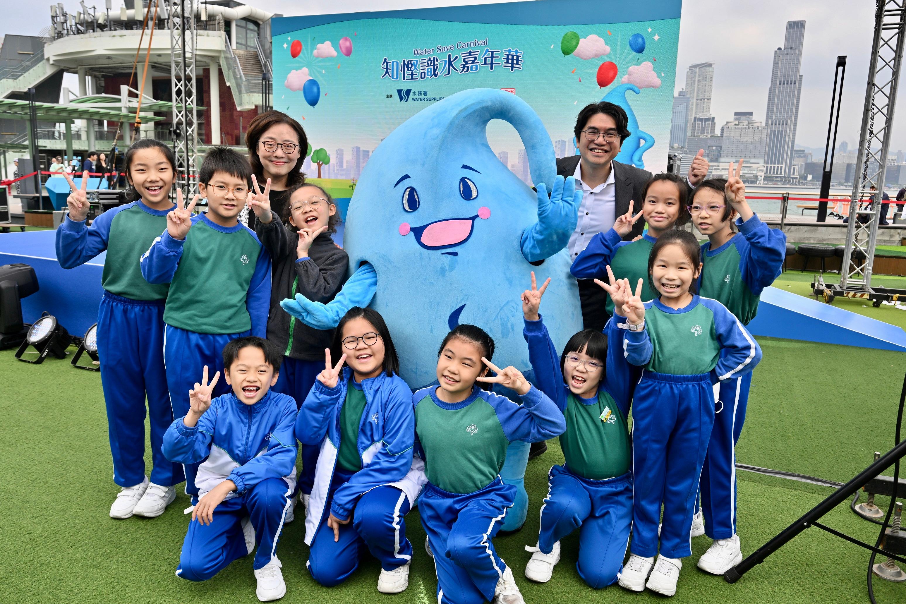 The Water Supplies Department holds the Water Save Carnival from today (December 5) until December 15 at the HarbourChill in Wan Chai. Photo shows the Secretary for Development, Ms Bernadette Linn (left), and the Director of Water Supplies, Mr Roger Wong (right) taking pictures with students today (December 5).

