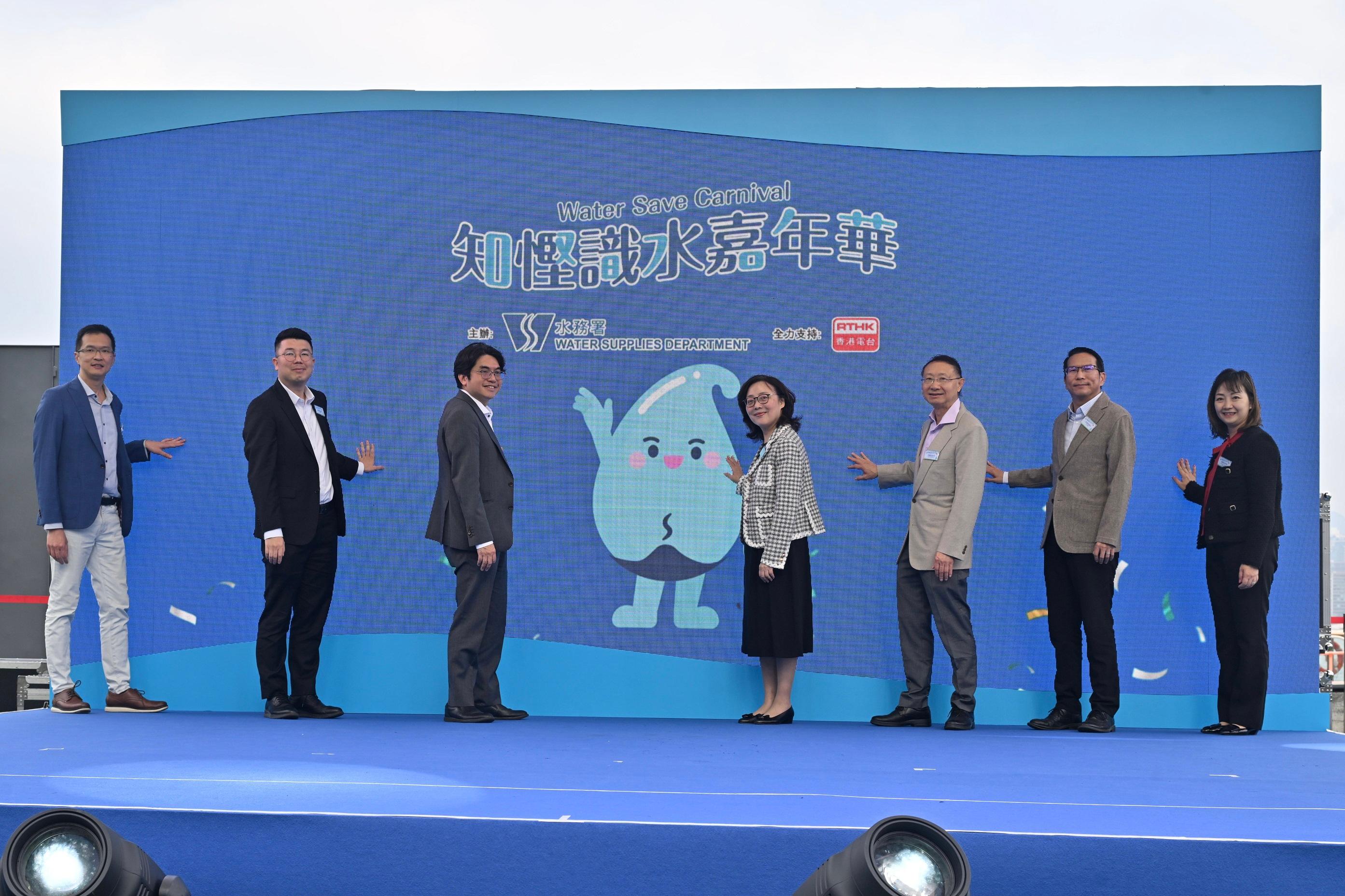 The Water Supplies Department holds the Water Save Carnival from today (December 5) until December 15 at the HarbourChill in Wan Chai. The Secretary for Development, Ms Bernadette Linn (centre); the Director of Water Supplies, Mr Roger Wong (third left); Legislative Council members, Mr Lau Kwok-fan (second left) and Mr Chu Kwok-keung (second right); the Chairman of Advisory Committee on Water Supplies, Professor Joseph Kwan (third right) ; the Chairman’s representative of Subsidized Primary School Council, Mr Ma Chung-tsun (first left) and the Chairman of Hong Kong Aided Primary School Heads Association, Ms Kathy Chung (first right) officiated at the opening ceremony of the carnival today.


