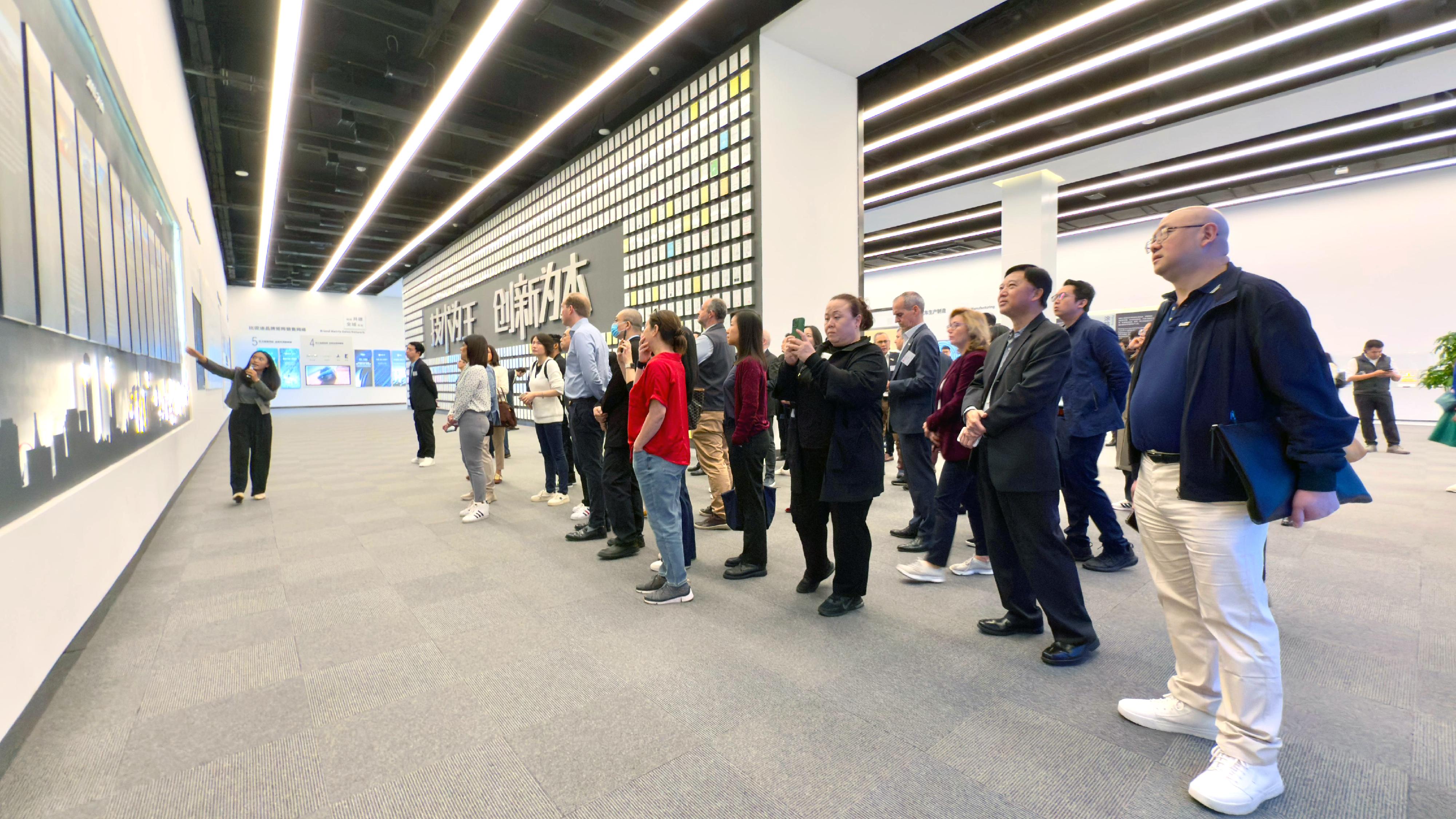 Invest Hong Kong's overseas staff visited BYD Group in Shenzhen to gain a better understanding of its cutting-edge hybrid technology for electric cars. 


