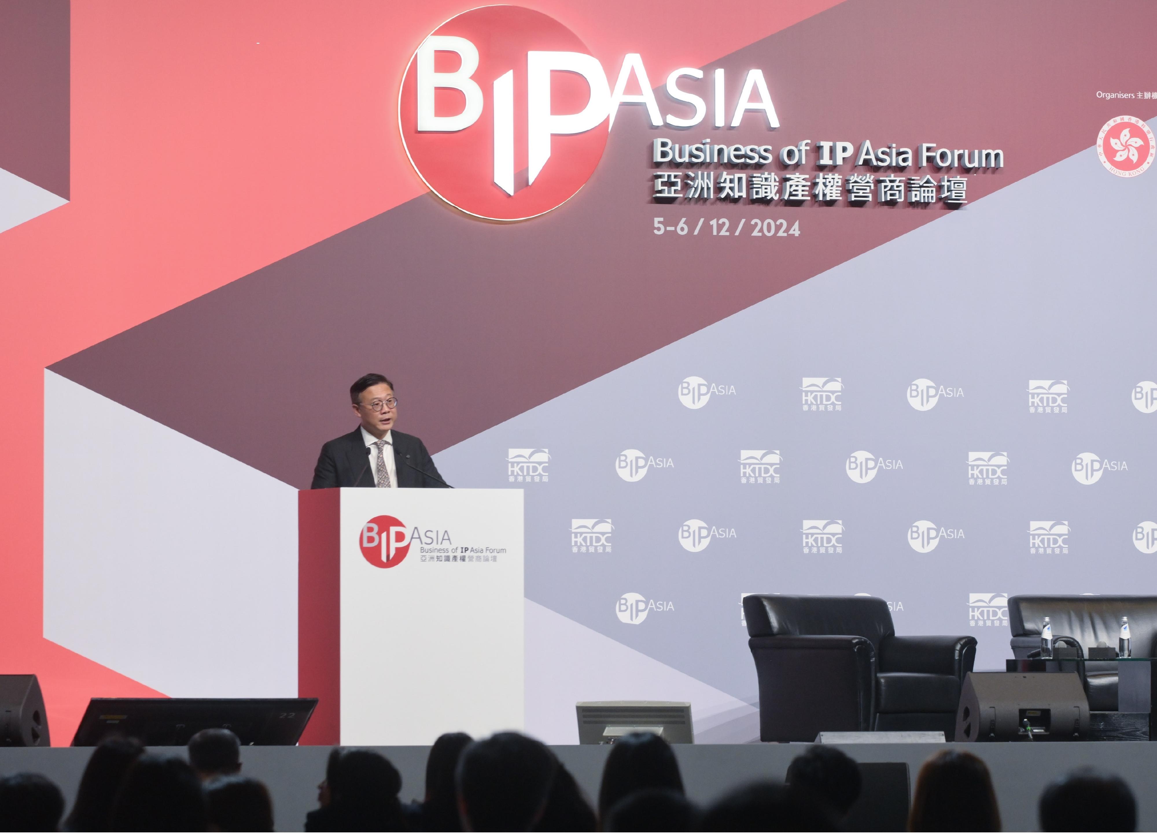 The Deputy Secretary for Justice, Dr Cheung Kwok-kwan, delivers his welcome remarks at the breakout session on intellectual property and dispute resolution during the Business of IP Asia Forum today (December 6).