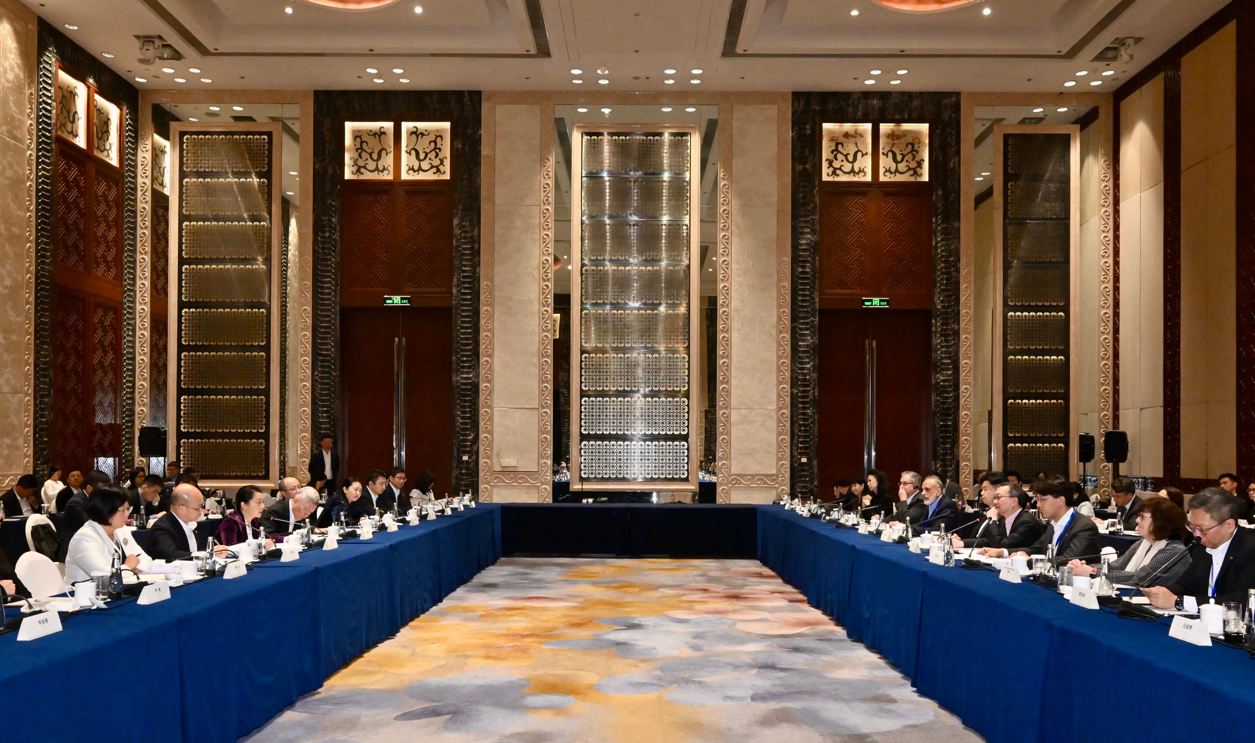 The Secretary for Justice, Mr Paul Lam, SC, leading a Hong Kong delegation of over 30 representatives of foreign-related legal talent from Hong Kong, departed for Shenzhen today (December 6) to continue his visit to Mainland cities of the Guangdong-Hong Kong-Macao Greater Bay Area. Photo shows Mr Lam (fourth right) meeting with Deputy Secretary-General of the Shenzhen Municipal People's Government Ms Wu Jing (third left).
