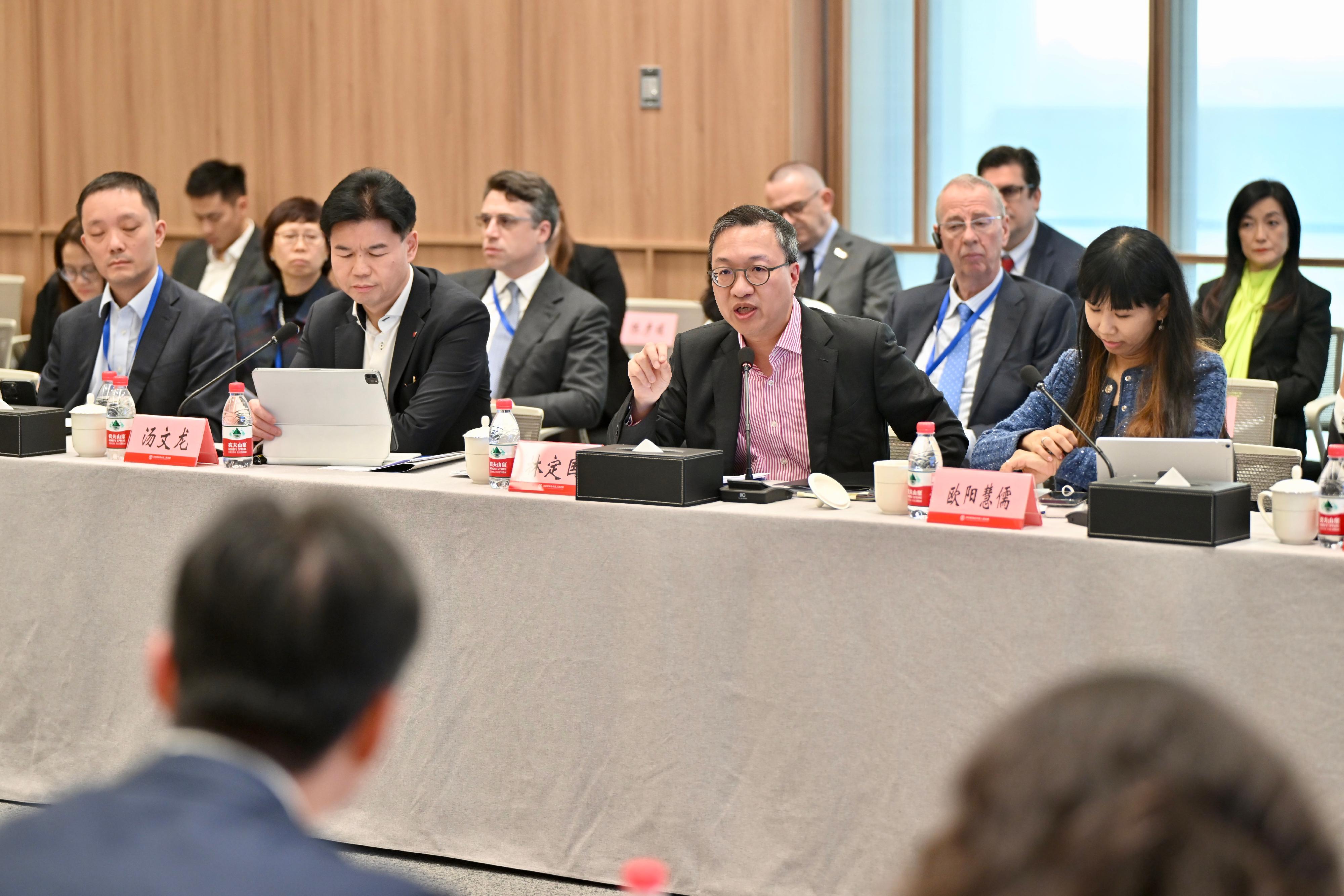 The Secretary for Justice, Mr Paul Lam, SC, leading a Hong Kong delegation of over 30 representatives of foreign-related legal talent from Hong Kong, departed for Shenzhen today (December 6) to continue his visit to Mainland cities of the Guangdong-Hong Kong-Macao Greater Bay Area. Photo shows Mr Lam (second right) meeting with representatives from Mainland courts and other related organisations. 