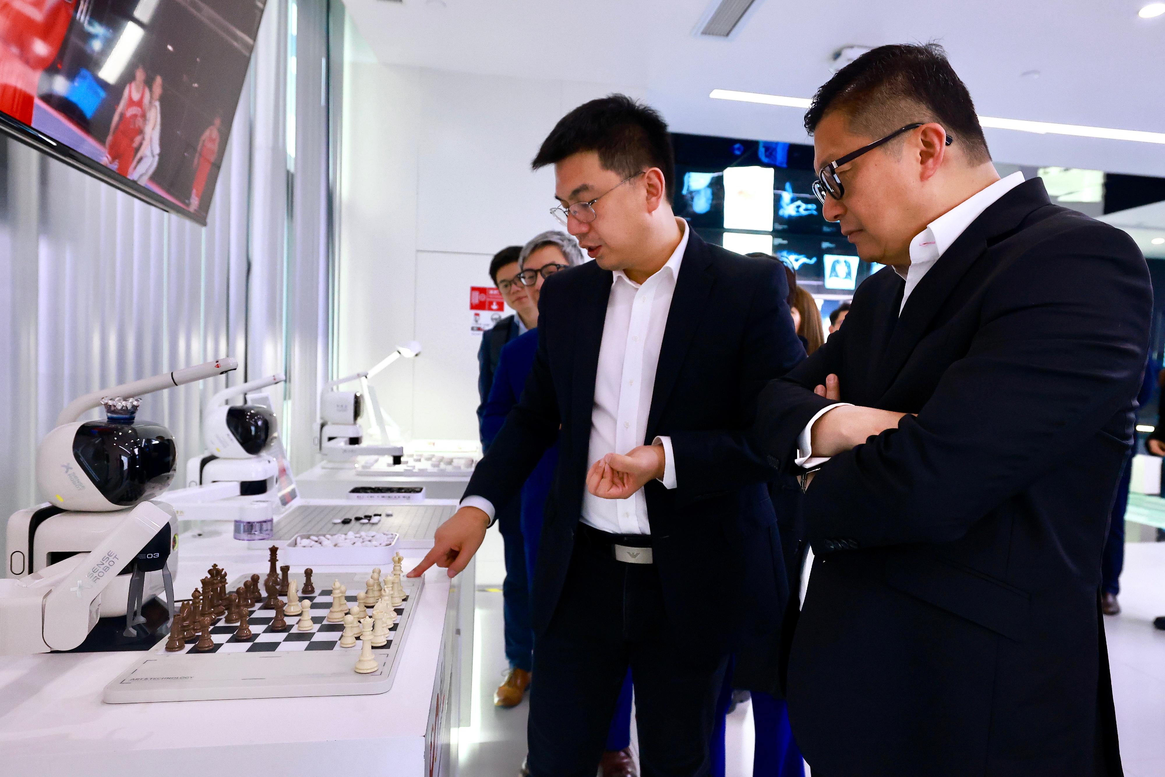 The Secretary for Security, Mr Tang Ping-keung, began his vist to Shanghai today (December 5). Photo shows Mr Tang visiting the Artificial Intelligence Data Center of SenseTime to explore the application of artificial intelligence in security work.