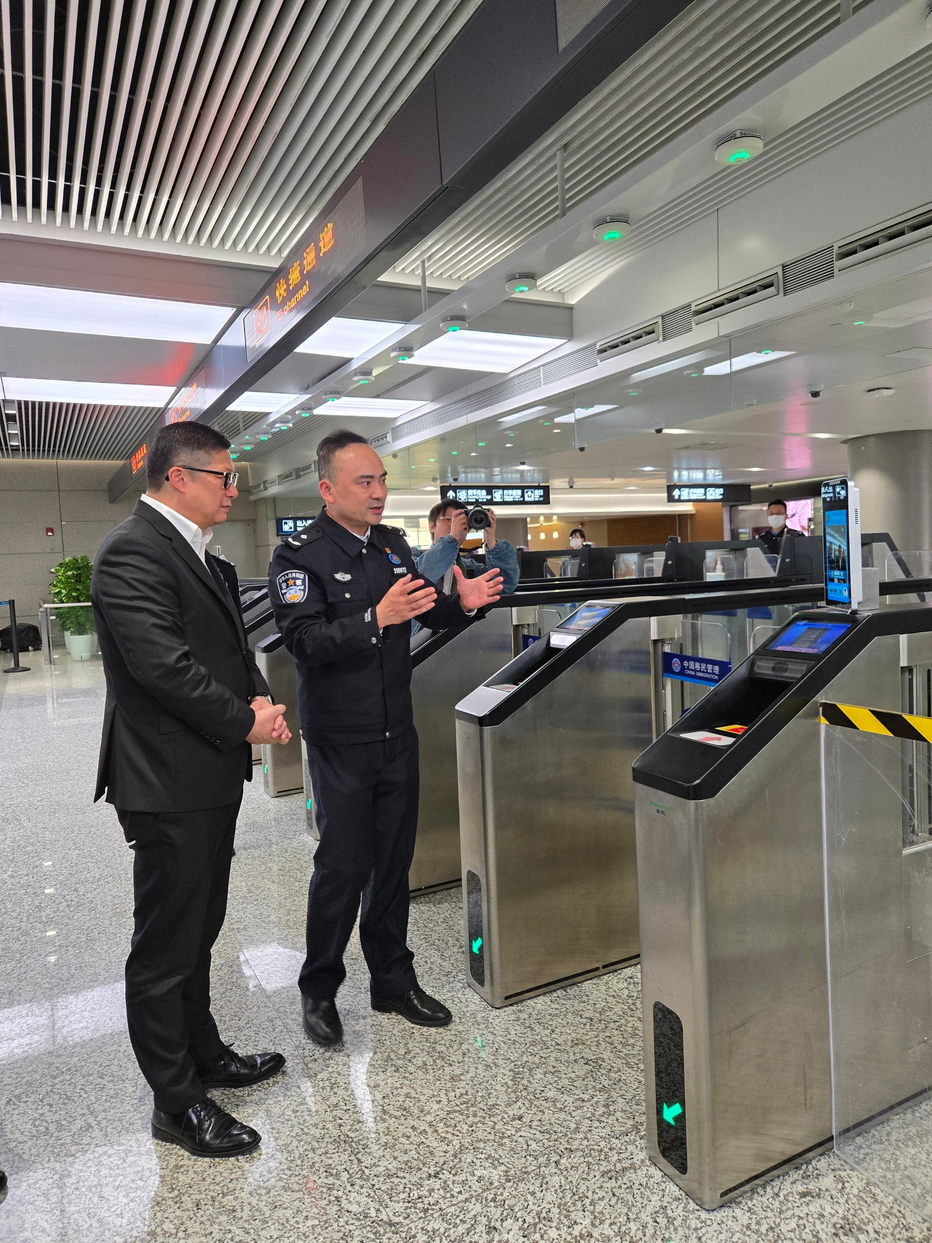 The Secretary for Security, Mr Tang Ping-keung, began his visit to Shanghai today (December 5). Photo shows Mr Tang visiting the latest self-service passenger clearance system jointly developed by the Shanghai Airport Authority and the Hongqiao Station of Immigration Inspection to exchange experiences of facilitating travellers and enhancing clearance efficiency. 