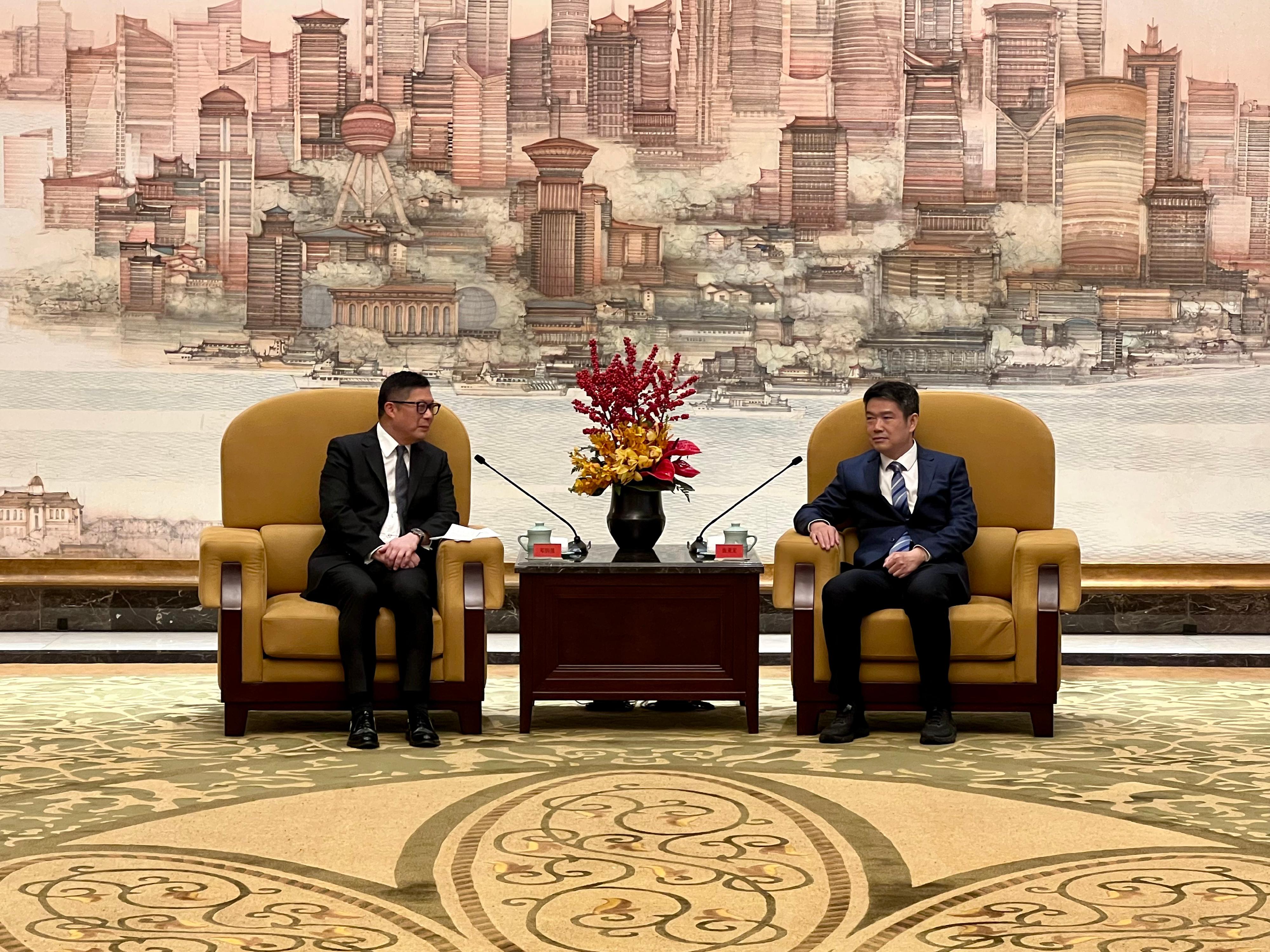 The Secretary for Security, Mr Tang Ping-keung, began the second day of his visit to Shanghai today (December 6). Photo shows Mr Tang (left) meeting with Vice Mayor of Shanghai and Director of the Shanghai Municipal Public Security Bureau, Mr Zhang Yahong (right).