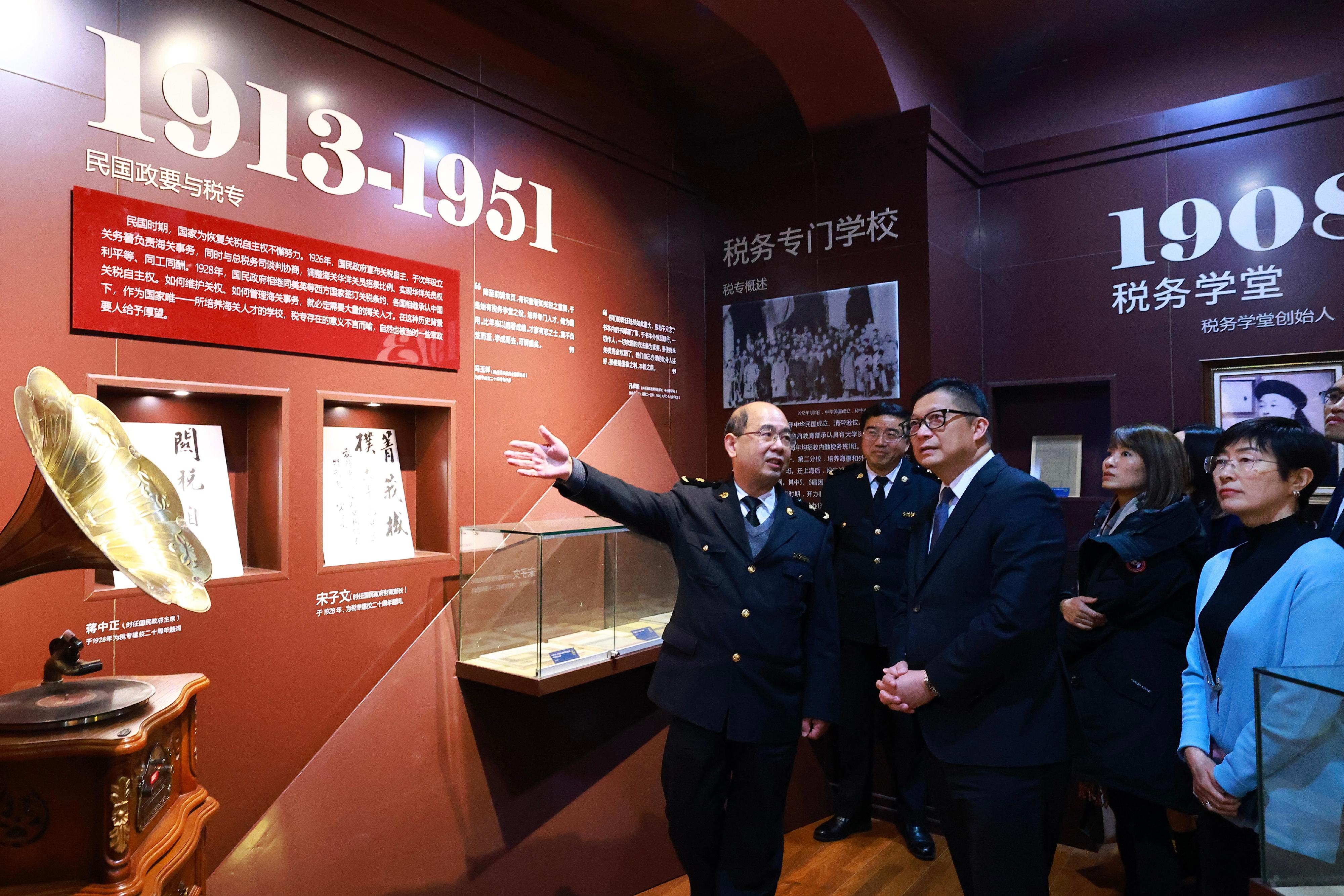 The Secretary for Security, Mr Tang Ping-keung, began the second day of his visit to Shanghai today (December 6). Photo shows Mr Tang (centre) visiting the Shanghai Customs College.