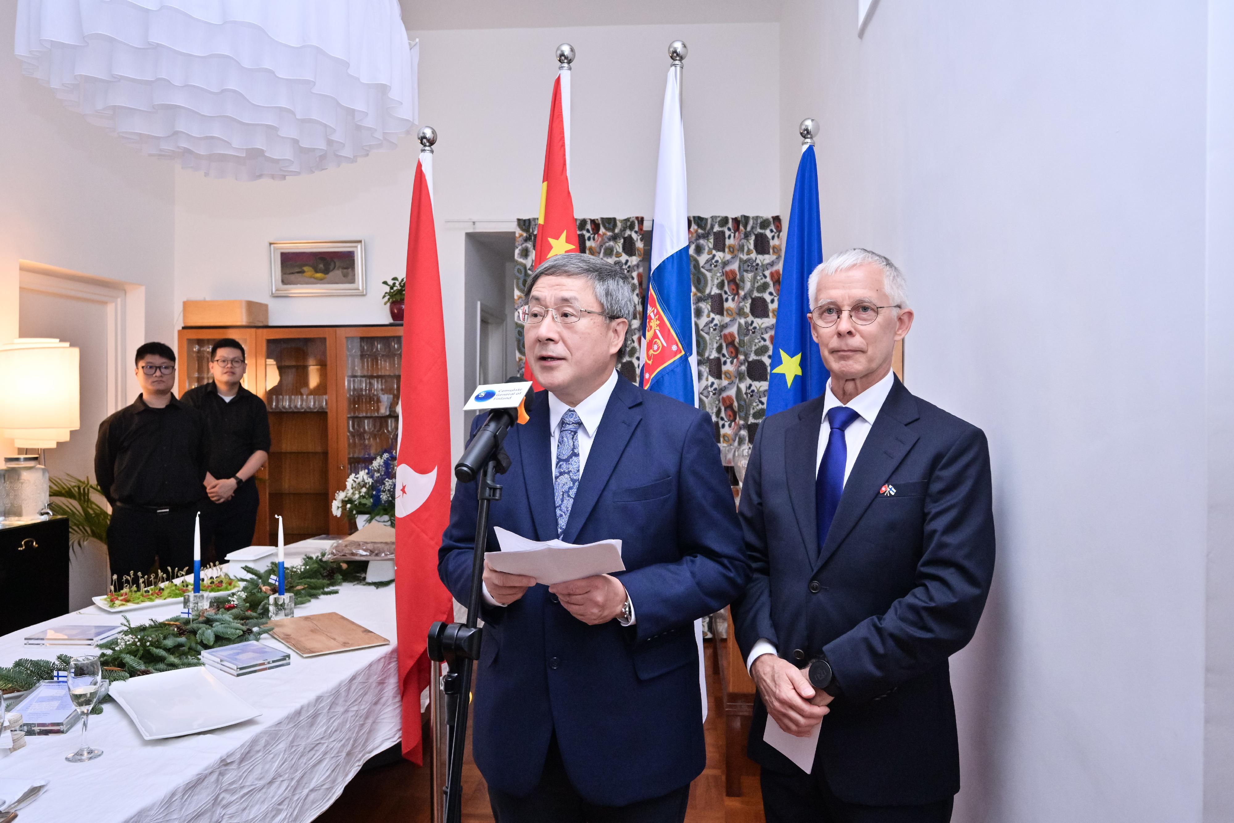 The Acting Chief Secretary for Administration, Mr Cheuk Wing-hing (left), speaks at the Independence Day of Finland Reception today (December 6). Next to Mr Cheuk is the Consul General of Finland in Hong Kong, Mr Timo Kantola (right).