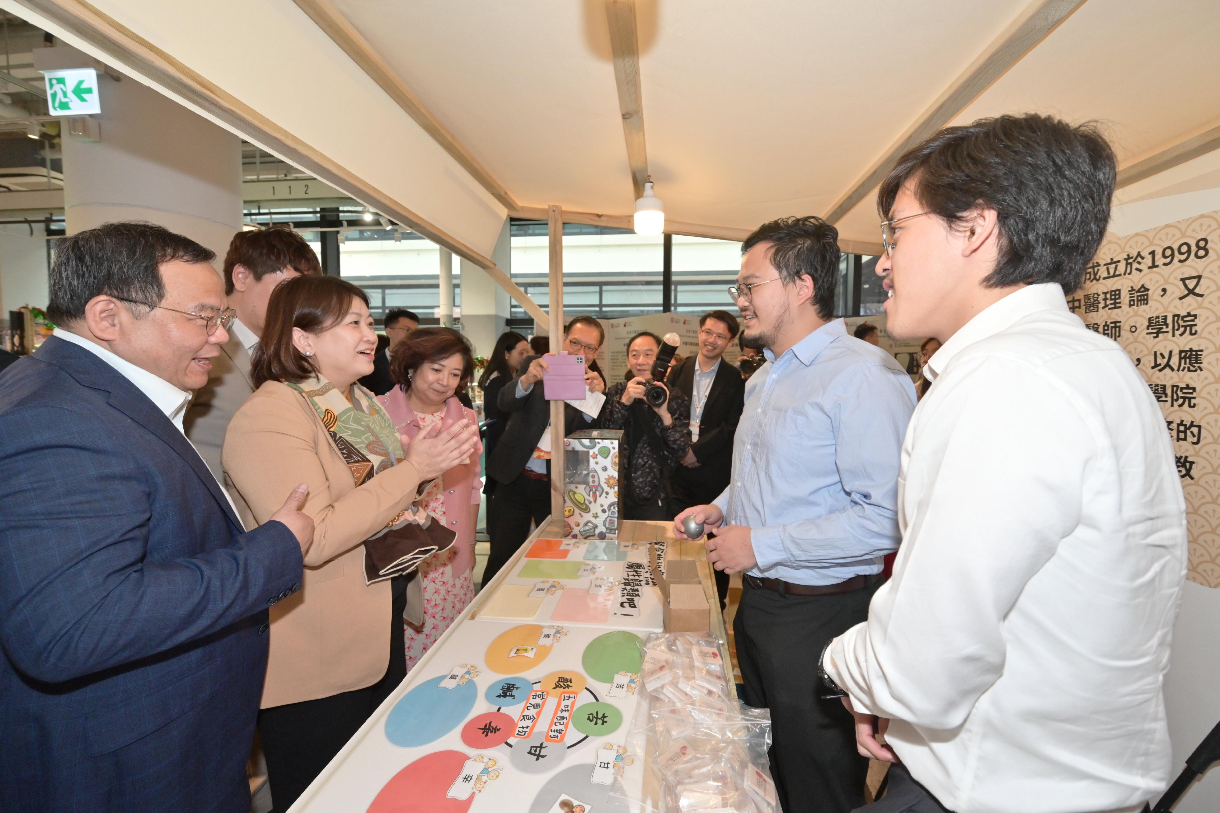 首届「香港中医药文化节」启动活动今日（十二月七日）起一连两日在中环街巿举行。图示署理医务卫生局局长李夏茵医生（左二）参观香港中文大学中医学院的摊位。


