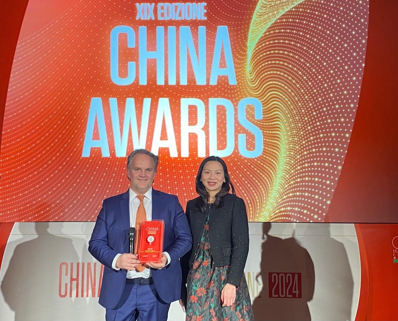 Deputy Representative of the Hong Kong Economic and Trade Office in Brussels, Miss Fiona Li (right) presented the Special Hong Kong Award to Venchi, an Italian confectionary company which achieved a success to expand its business in Asia from Hong Kong, at the 19th China Awards on December 4 (Milan time). Miss Li spoke at the event that Venchi's case was the testimony of the unique advantages of Hong Kong.

