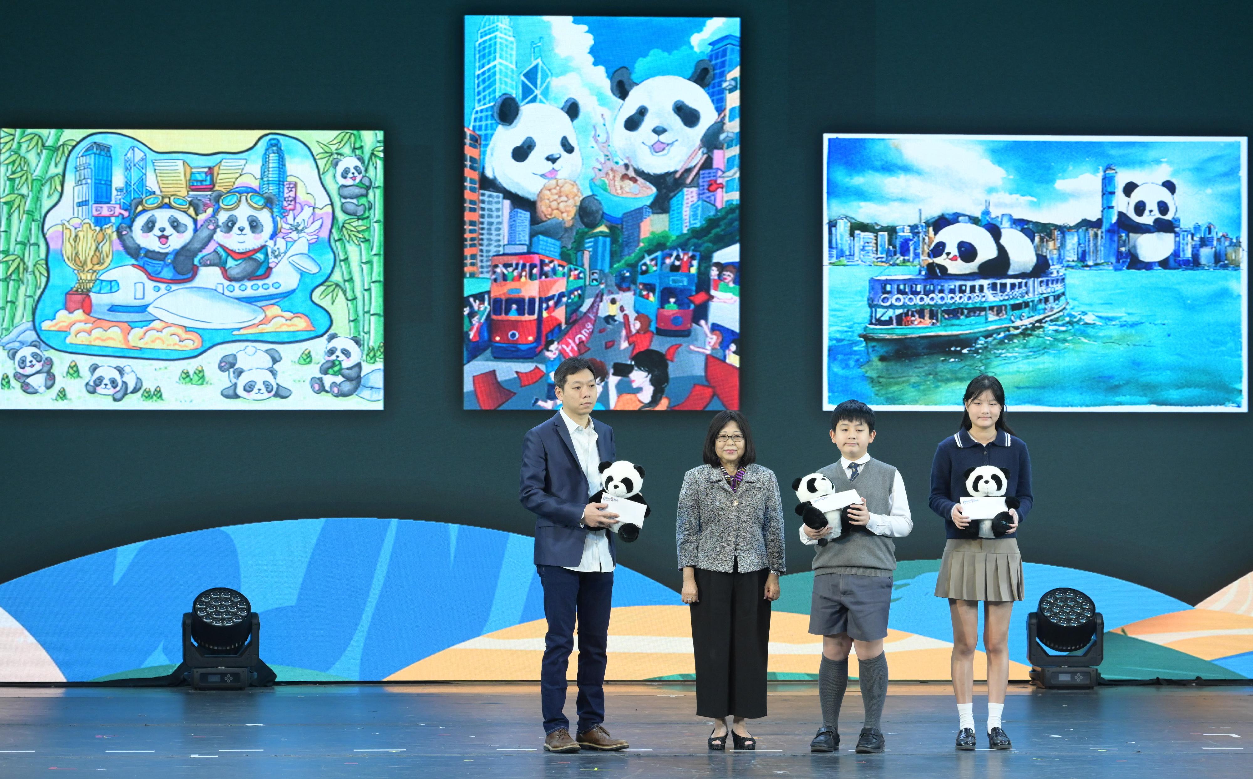 The Chief Executive, Mr John Lee, attended the Giant Panda Greeting Ceremony at the Ocean Park today (December 7). Photo shows Mr Lee's wife, Mrs Janet Lee (second left), presenting the awards of the Giant Panda Painting Competition.