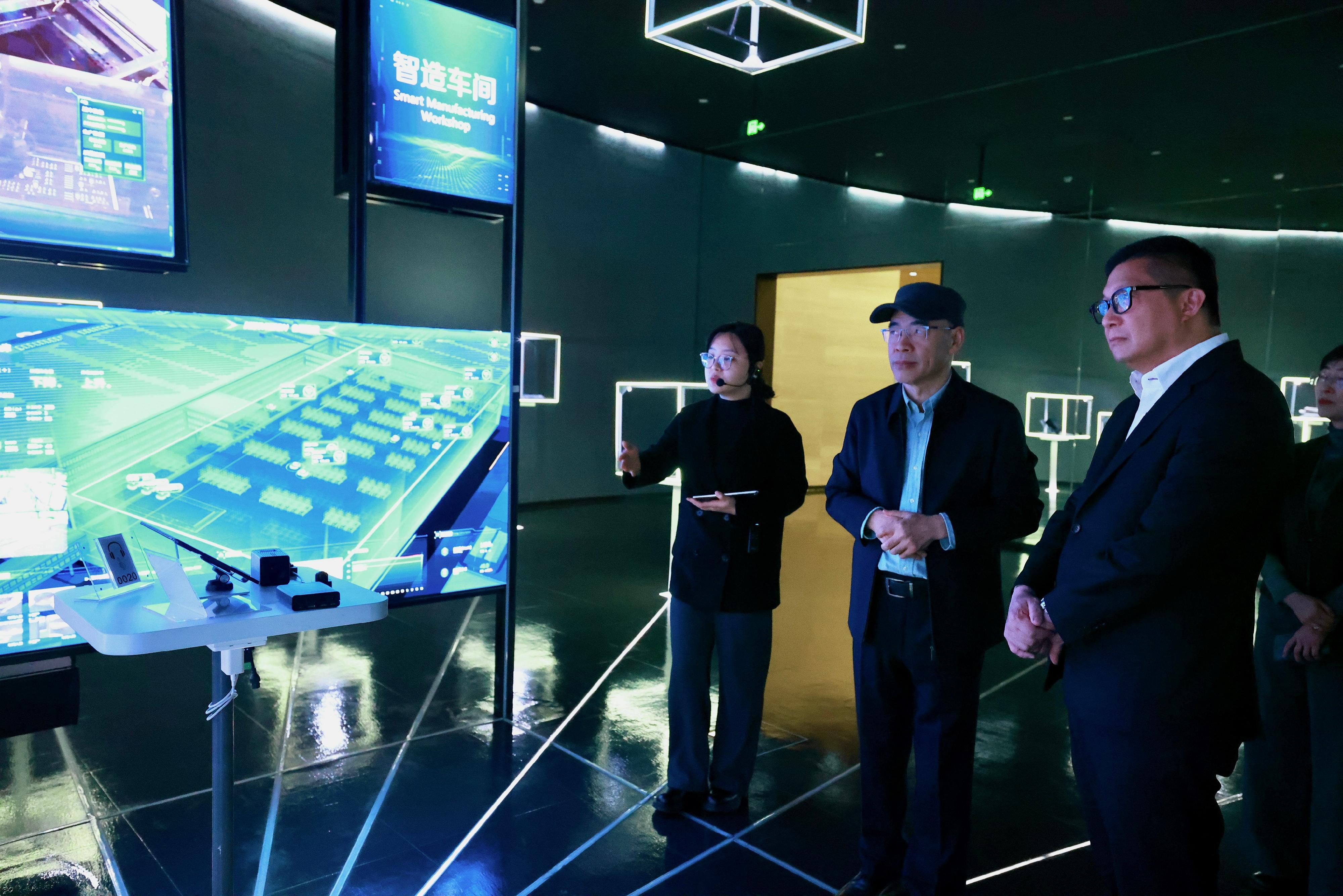 The Secretary for Security, Mr Tang Ping-keung, today (December 7) continued his visit to Shanghai and Hangzhou. Photo shows Mr Tang (first right) visiting Hikvision Digital Technology Co., Ltd. in Hangzhou.
