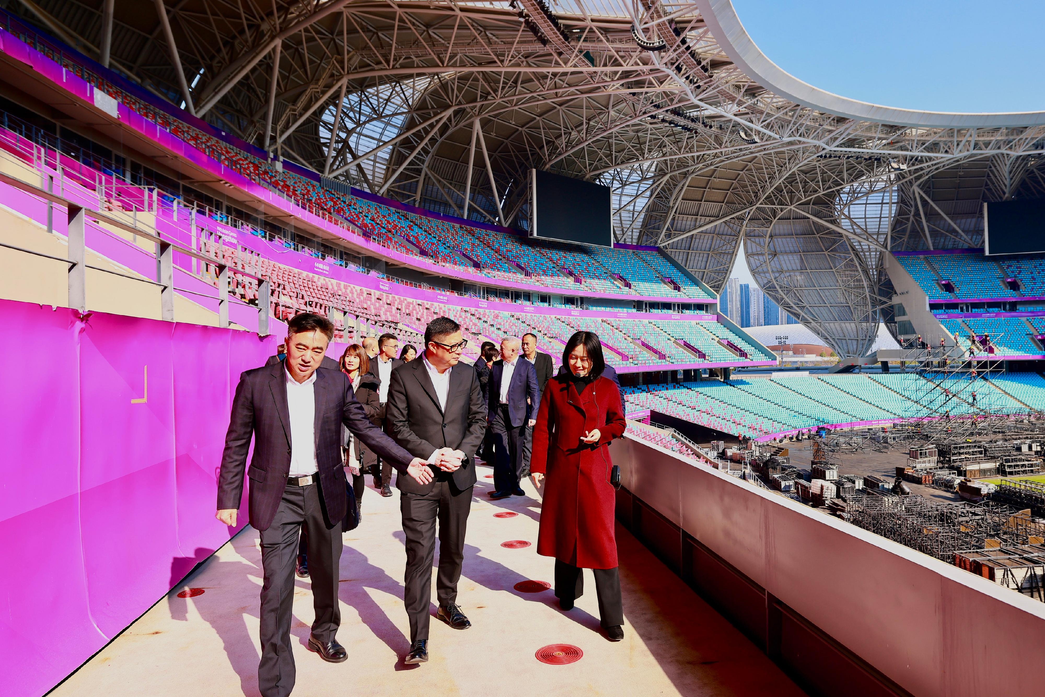 The Secretary for Security, Mr Tang Ping-keung, continued his visit to Hangzhou on December 8. Photo shows Mr Tang (centre) visiting the Asian Games Stadium in Hangzhou.