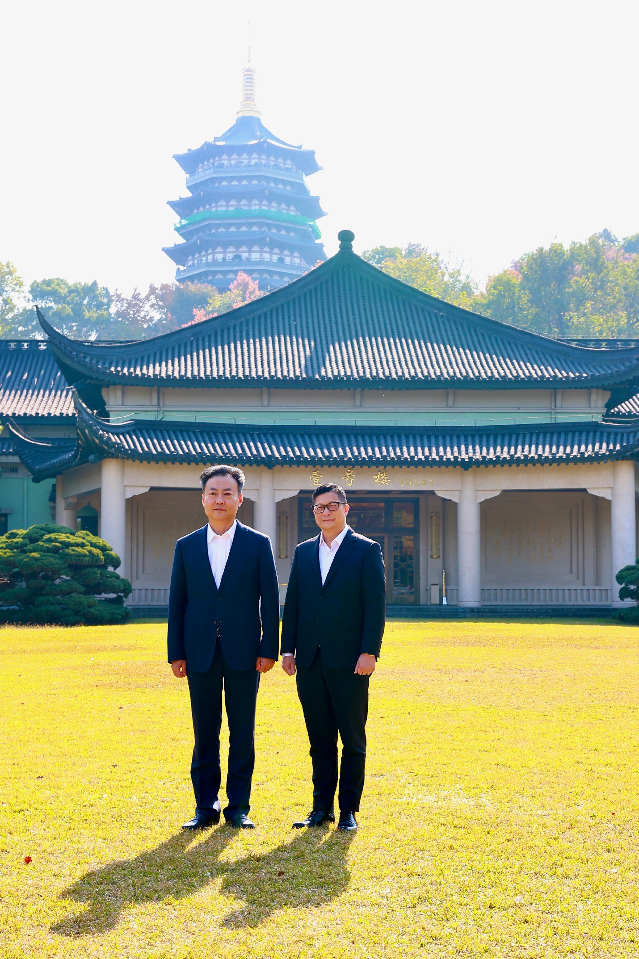The Secretary for Security, Mr Tang Ping-keung, continued his visit to Hangzhou on December 8. Photo shows Mr Tang (right) meeting with Vice Governor and the Director of the Provincial Public Security Department of the Zhejiang Provincial Government, Mr Yang Qingjiu, to exchange experience on police co-operation.
