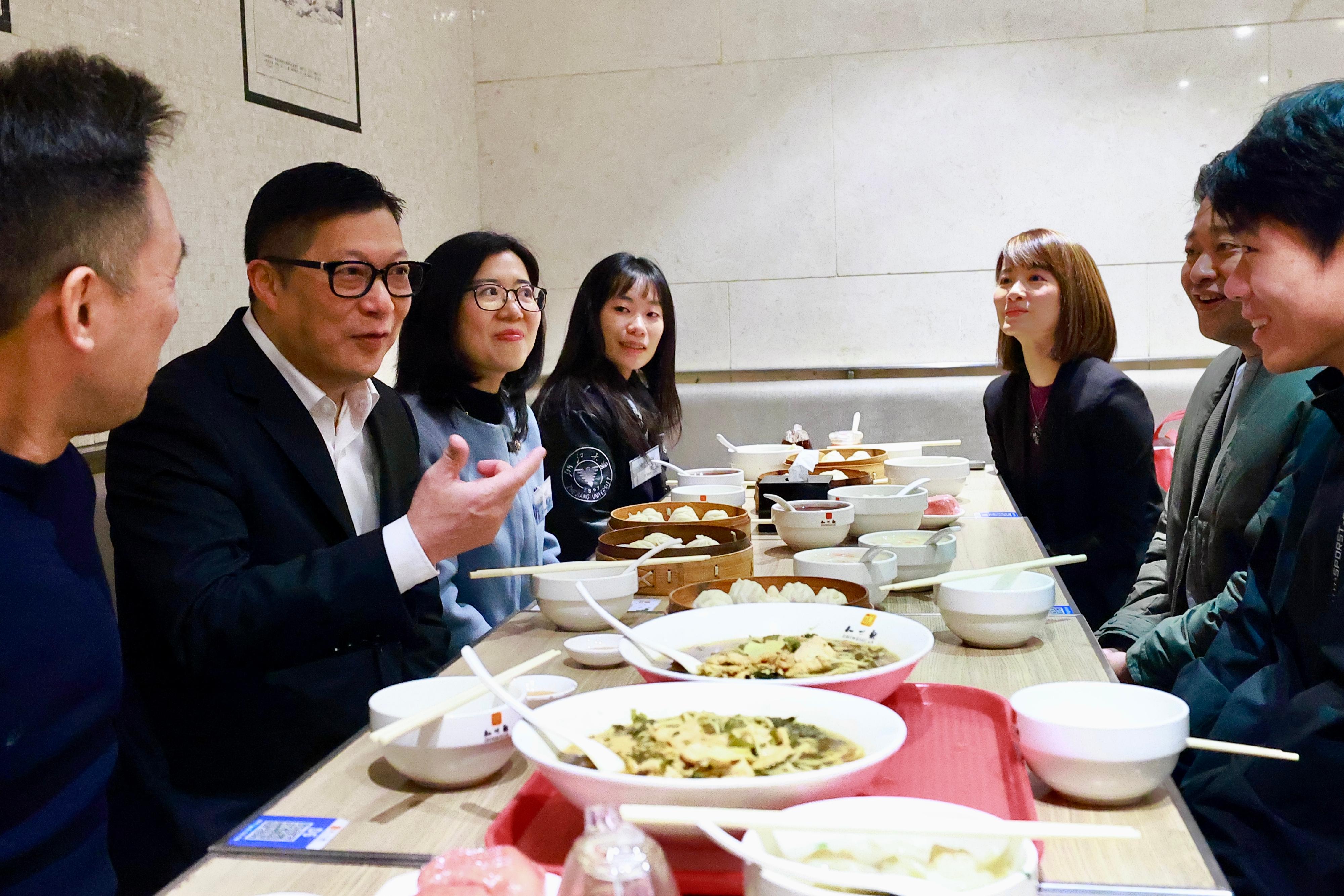 The Secretary for Security, Mr Tang Ping-keung, continued his visit to Hangzhou on December 8. Photo shows Mr Tang (second left) meeting with Hong Kong businessmen and students in Hangzhou to know more about the business and study environment in the city.