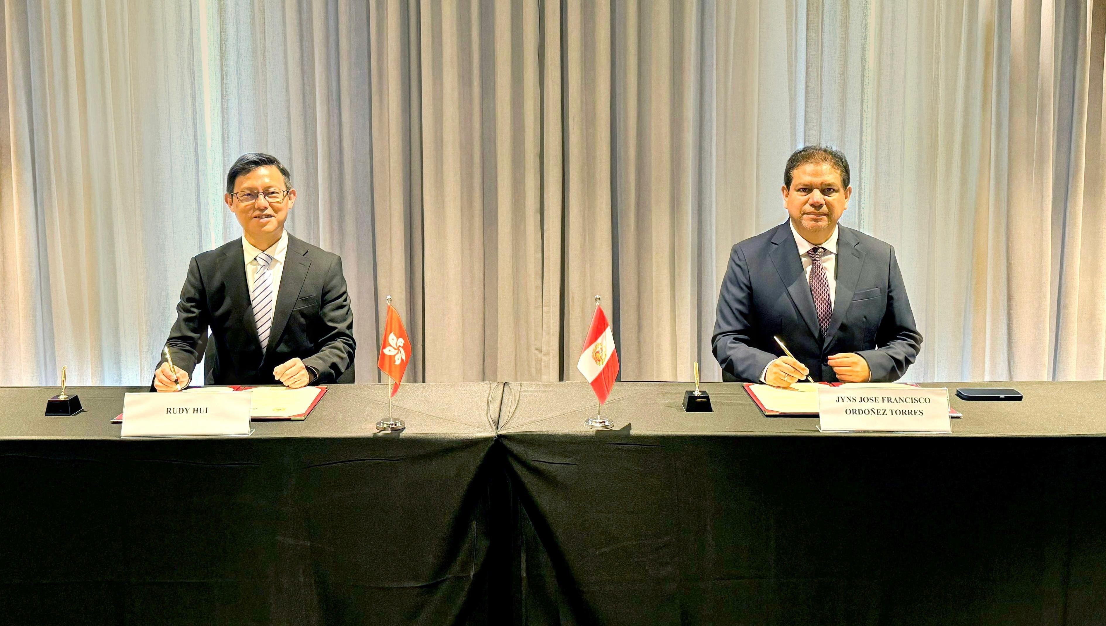 The Commissioner of Customs and Excise, Ms Louise Ho, from December 3 to 5, led a delegation to attend the 91st Session of the Policy Commission of the World Customs Organization in Cape Town, South Africa. Photo shows the Assistant Commissioner (Excise and Strategic Support) of Customs and Excise, Mr Rudy Hui (left) signing the Authorized Economic Operator Mutual Recognition Arrangement Action Plan with the Deputy National Superintendent of Customs of the National Superintendence of Customs and Tax Administration of Peru, Mr Jyns Jose Francisco Ordonez Torres (right) during the meeting.
