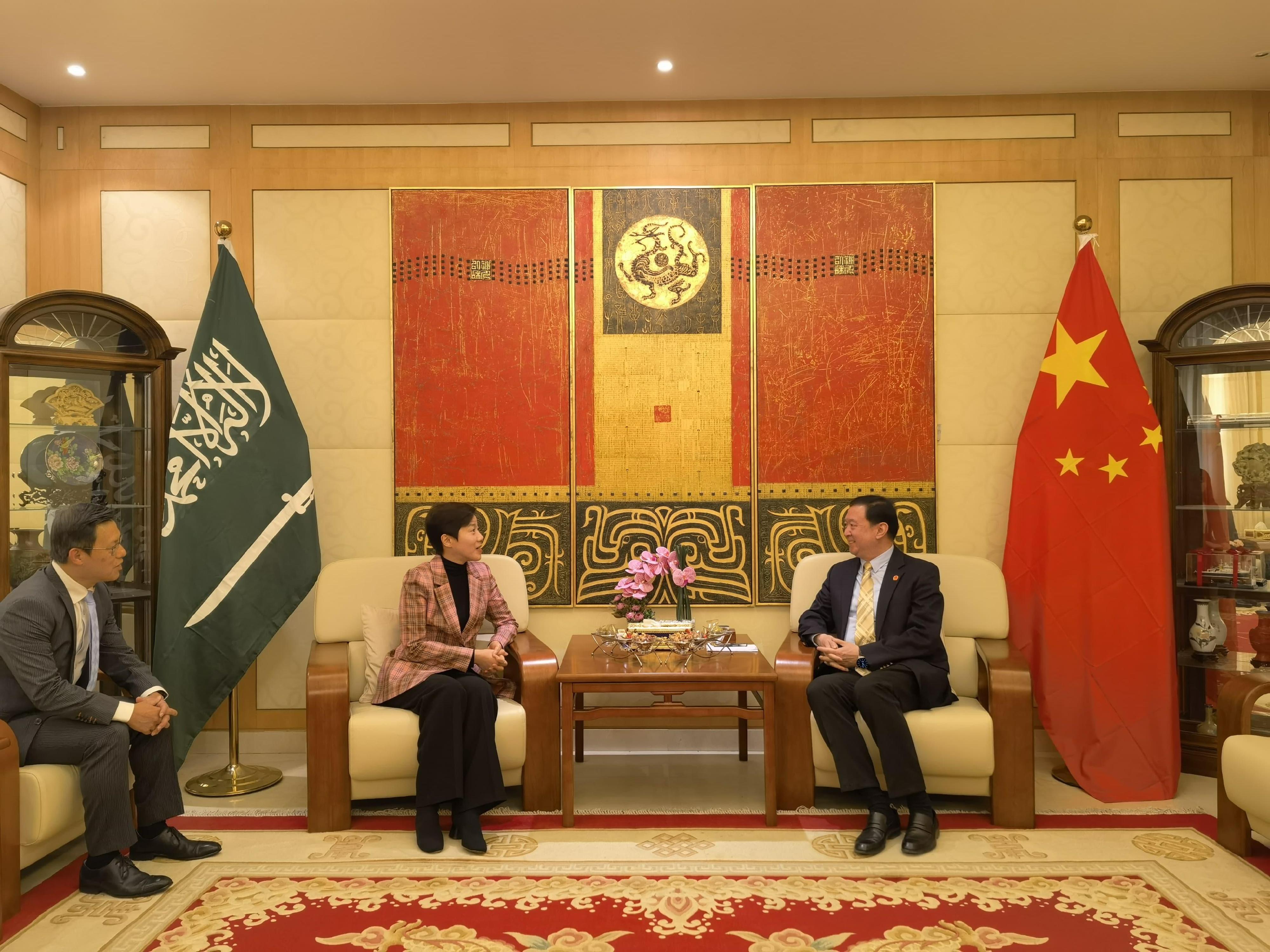 The Commissioner of Customs and Excise, Ms Louise Ho (second left), paid a courtesy call on the Ambassador Extraordinary and Plenipotentiary of the People's Republic of China to the Kingdom of Saudi Arabia, Mr Chang Hua (first right) yesterday (December 7).