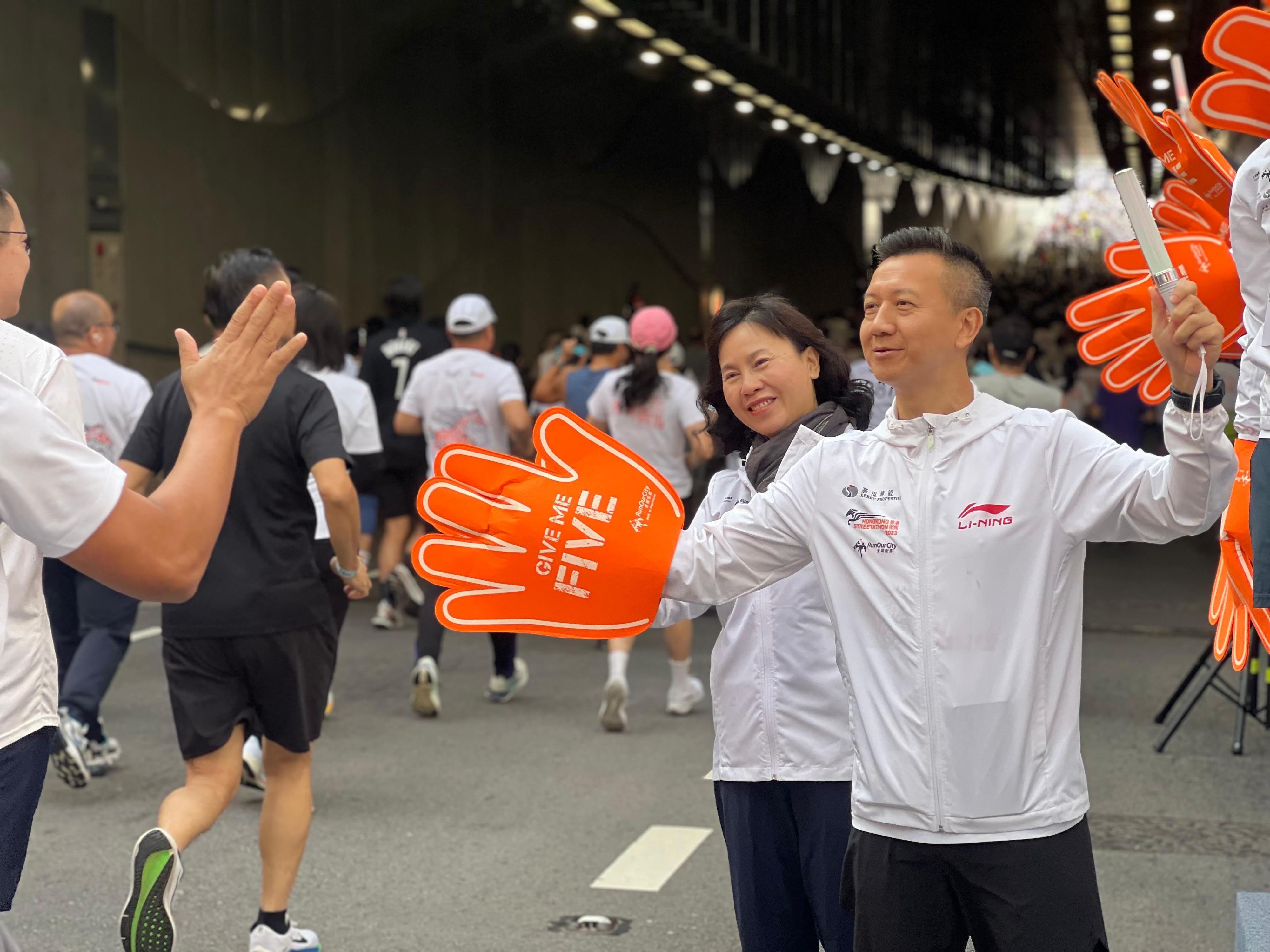 运输及物流局局长陈美宝（右二）和「全城街马」联合创办人及董事魏华星（右一）今日（十二月八日）主持「嘉里香港街马2024」慈善跑十公里精英组开跑典礼，为跑手打气。
