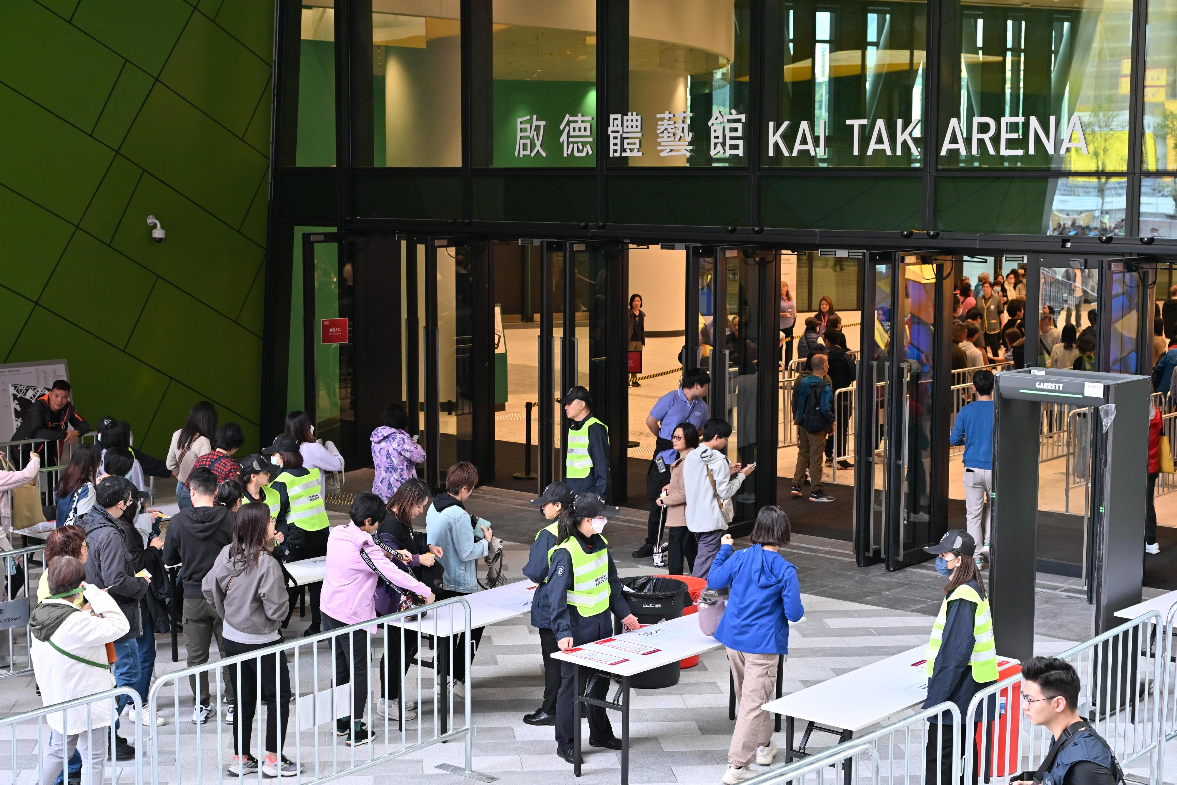 The second stress test was conducted at Kai Tak Sports Park today (December 8). Photo shows staff conducting entry security screenings for participants at the public entrance of Kai Tak Arena.