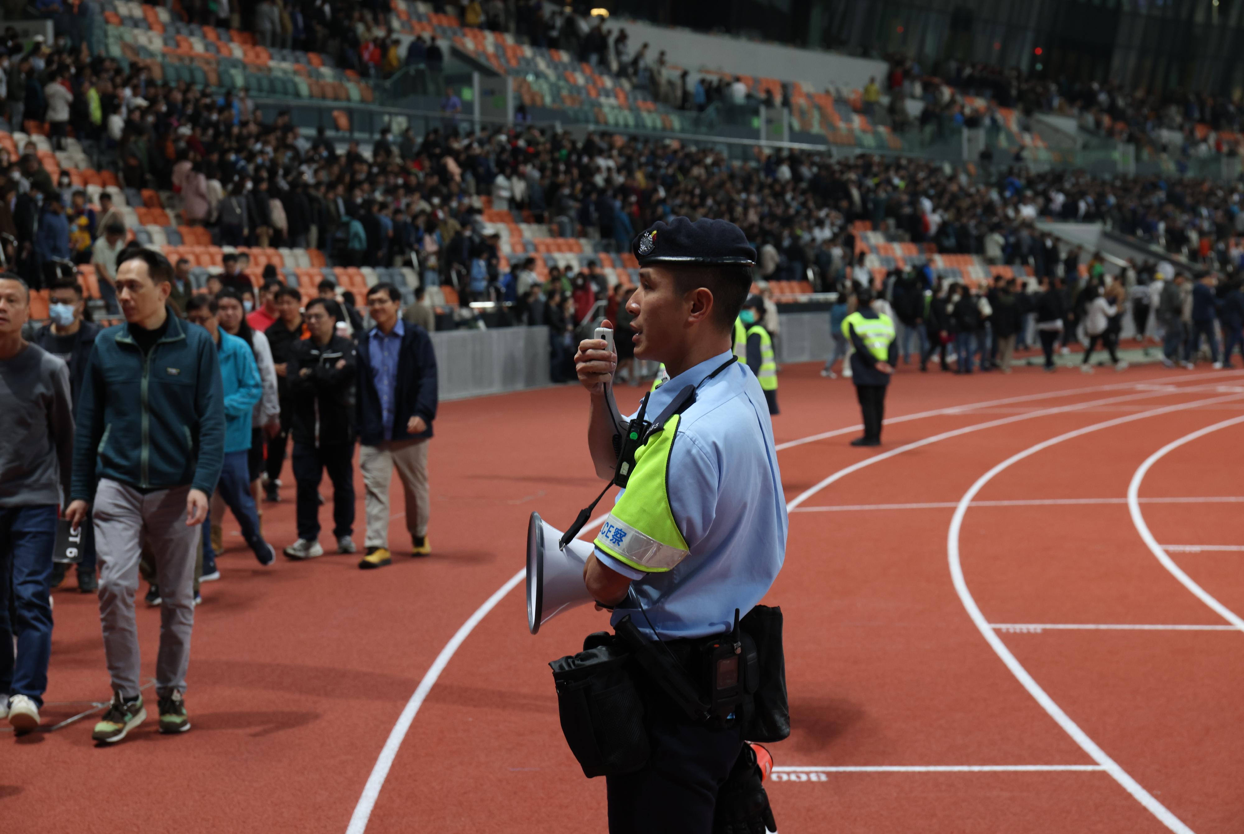 The second stress test was conducted at Kai Tak Sports Park today (December 8). Photo shows an emergency evacuation drill at the Kai Tak Youth Sports Ground.