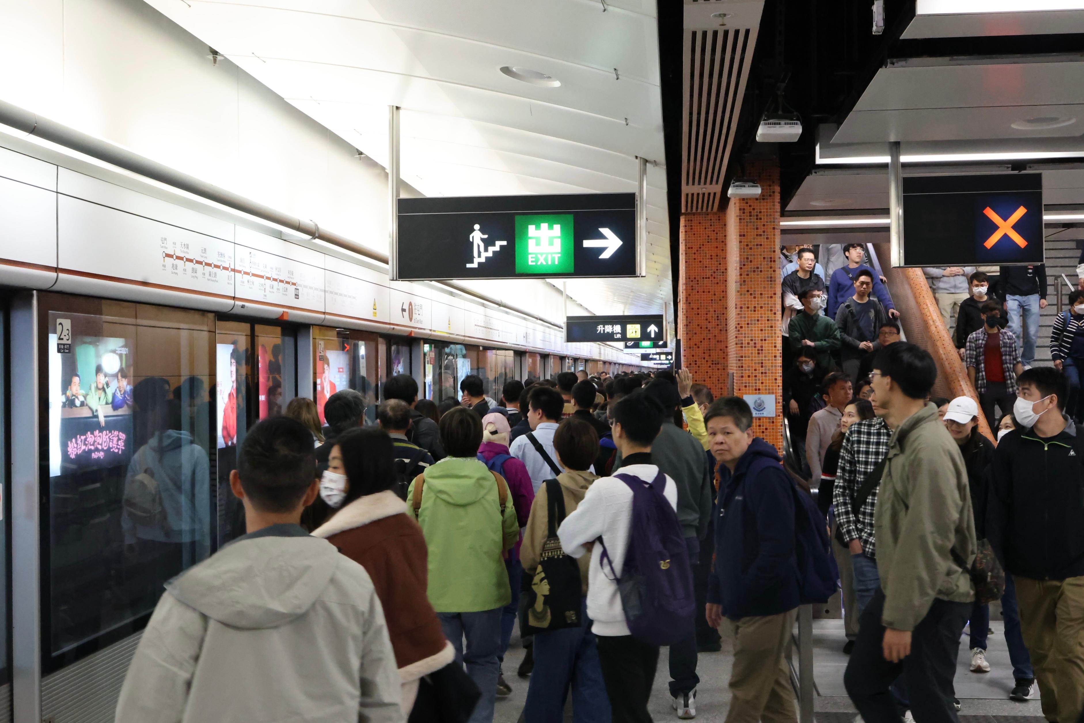 The second stress test was conducted at Kai Tak Sports Park today (December 8). Photo shows participants proceeding to the platform at MTR Kai Tak station.