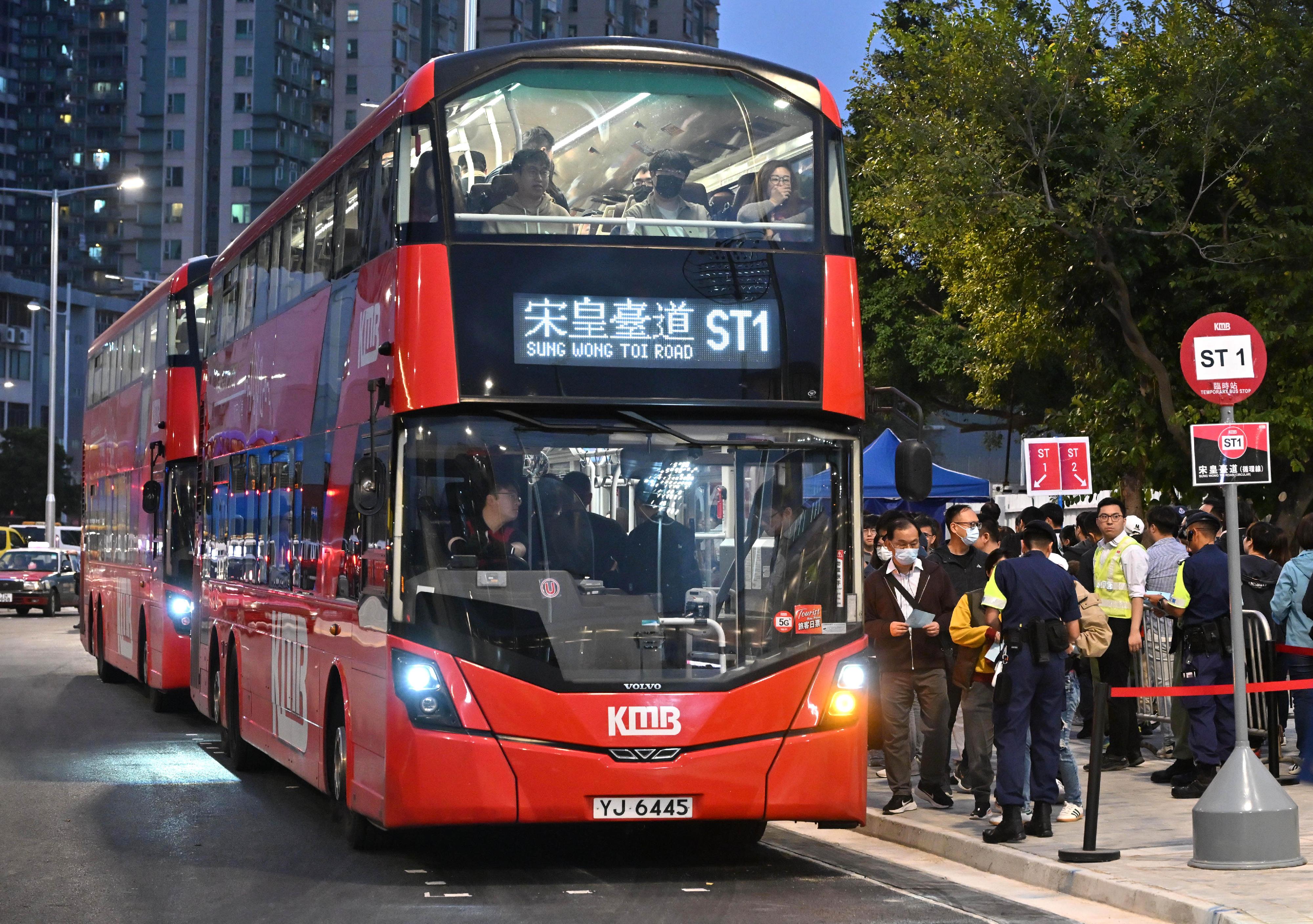 启德体育园今日（十二月八日）进行第二次演练。图示参与者于宋皇台道特别巴士/的士上落客区乘车离开。