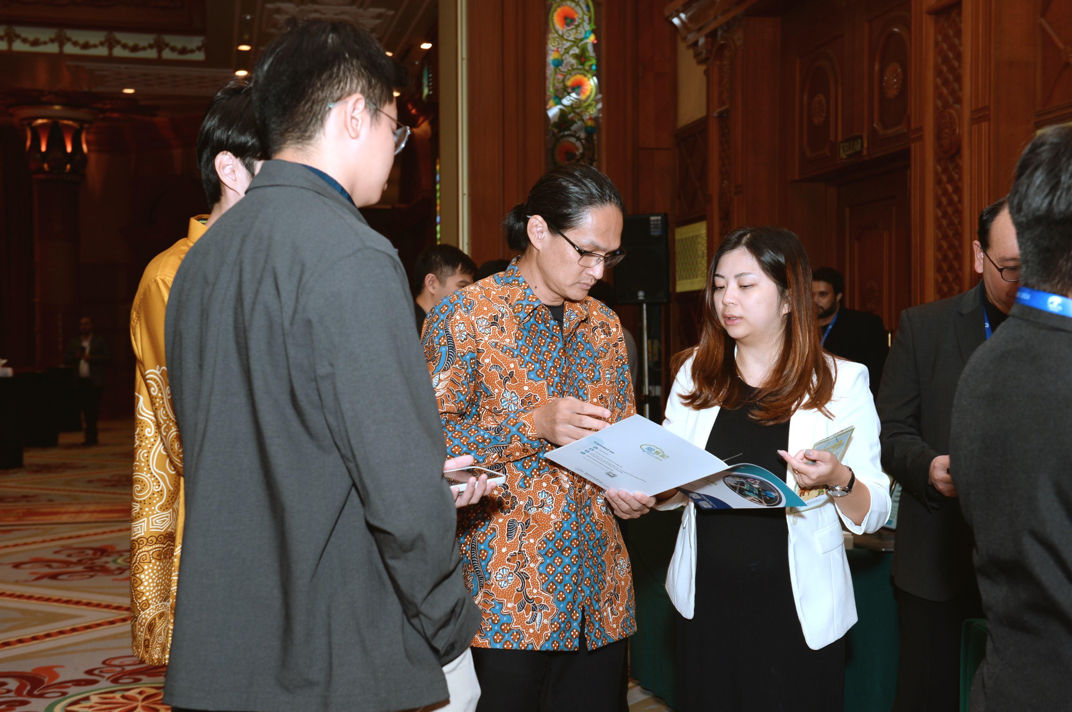 A Hong Kong representative introduced her innovative project to a representative from other participating economies at the "Hong Kong Night" of the Asia Pacific Information and Communications Technology Alliance Awards 2024 hosted in Bandar Seri Begawan, Brunei on December 6.
