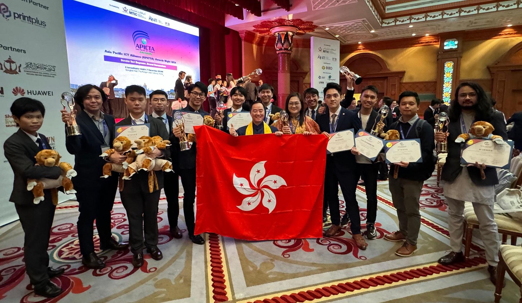 The presentation ceremony of the Asia Pacific Information and Communications Technology Alliance Awards 2024 was held in Bandar Seri Begawan, Brunei on December 7. Picture shows the Commissioner for Digital Policy, Mr Tony Wong (seventh left), in a group photo with the winners of the Winner Awards.