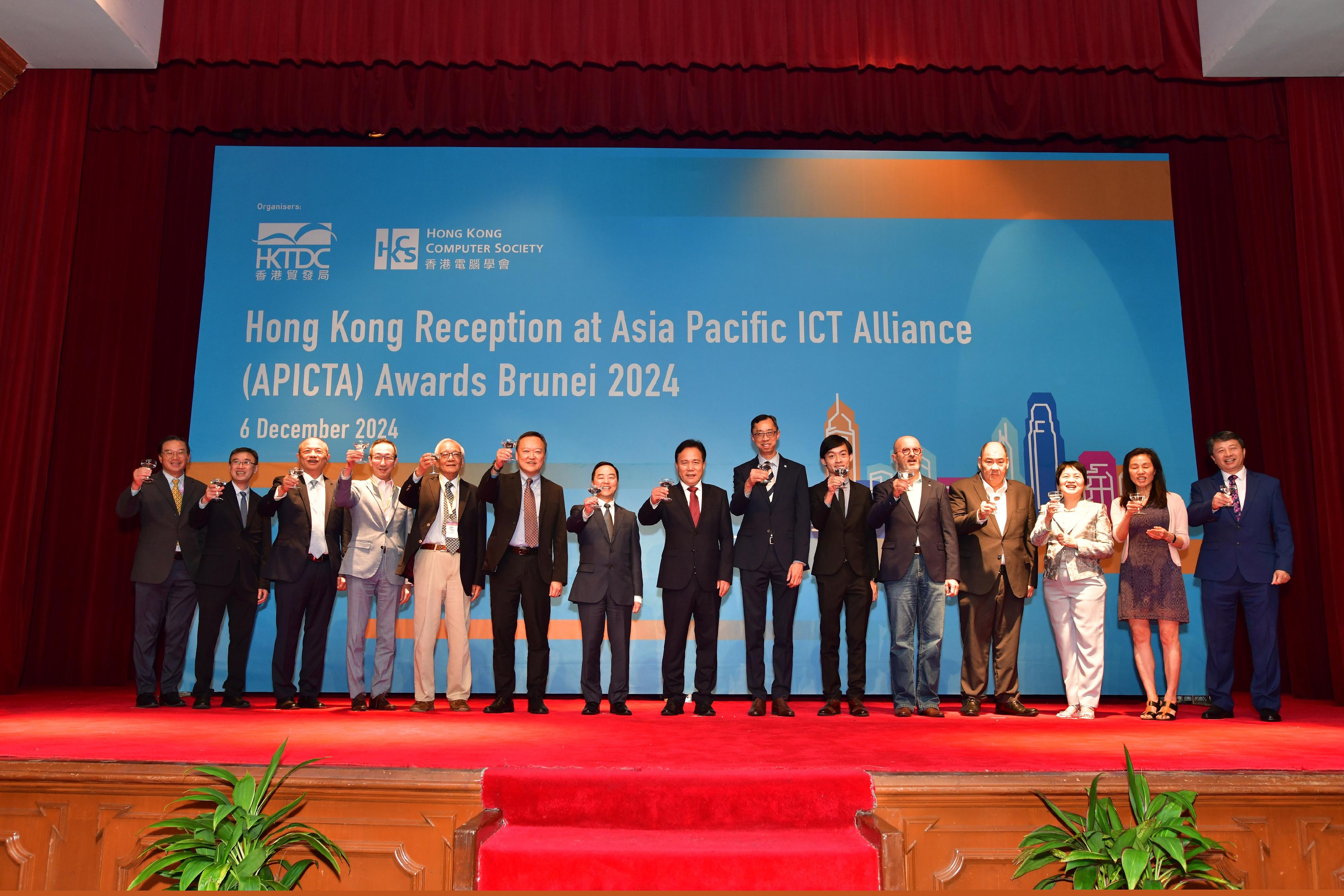 Counsellor of the Chinese Embassy in Brunei, Mr Shi Rongke (centre) and the Commissioner for Digital Policy, Mr Tony Wong (seventh left), along with other guests, participated in a toasting ceremony at the "Hong Kong Night" of the Asia Pacific Information and Communications Technology Alliance Awards 2024 held in Bandar Seri Begawan, Brunei on December 6.