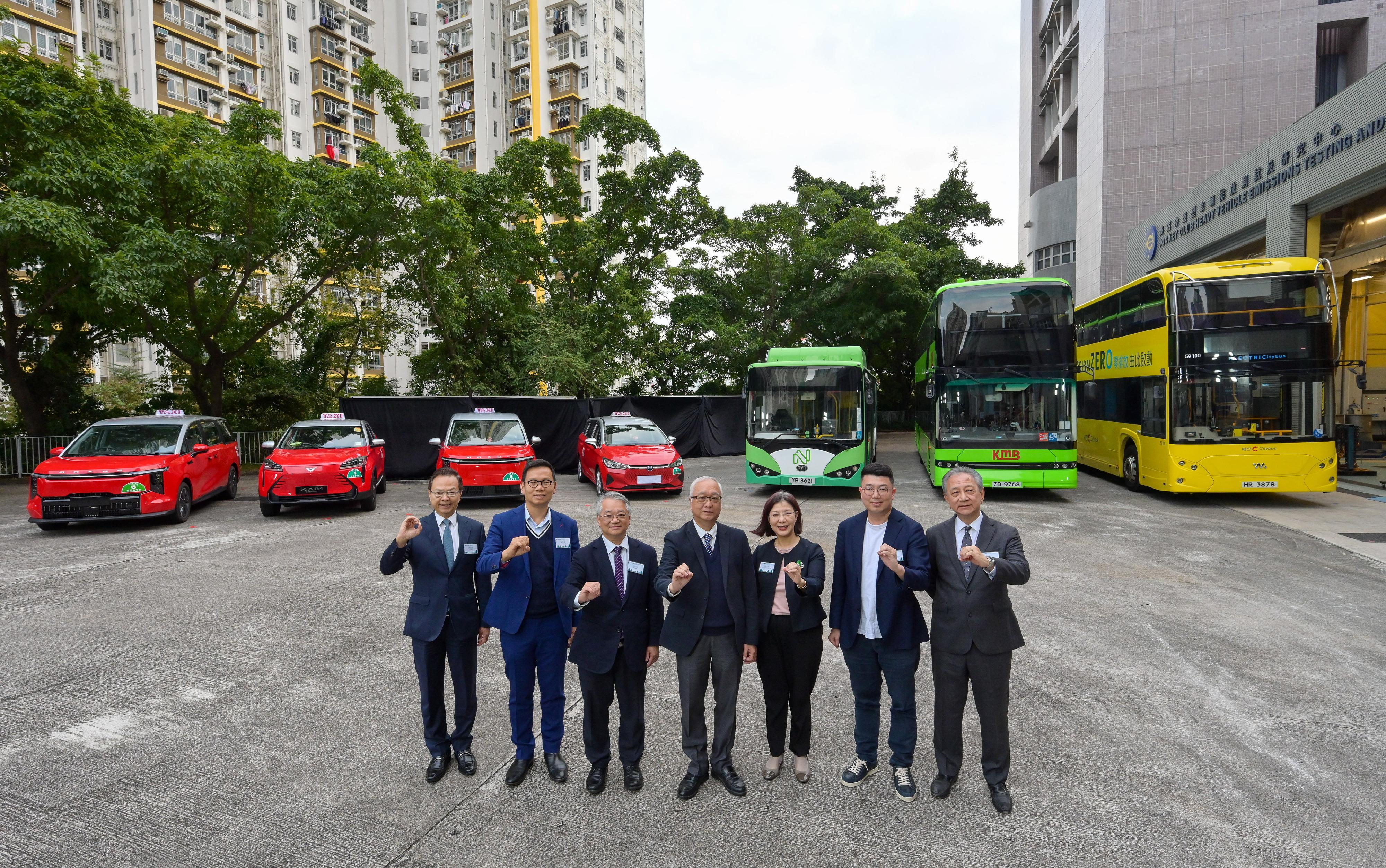 The Government today (December 10) announced the Green Transformation Roadmap of Public Buses and Taxis. Photo shows the Secretary for Environment and Ecology, Mr Tse Chin-wan (centre); the Permanent Secretary for Environment and Ecology (Environment), Miss Janice Tse (third right); the Director of Environmental Protection, Dr Samuel Chui (third left); Legislative Council members Mr Lau Kwok-fan (second right); Mr Chan Siu-hung (first left); Mr Chan Hang-pan (second left); and Mr Frankie Yick (first right) after visiting the display of electric buses and electric taxis.