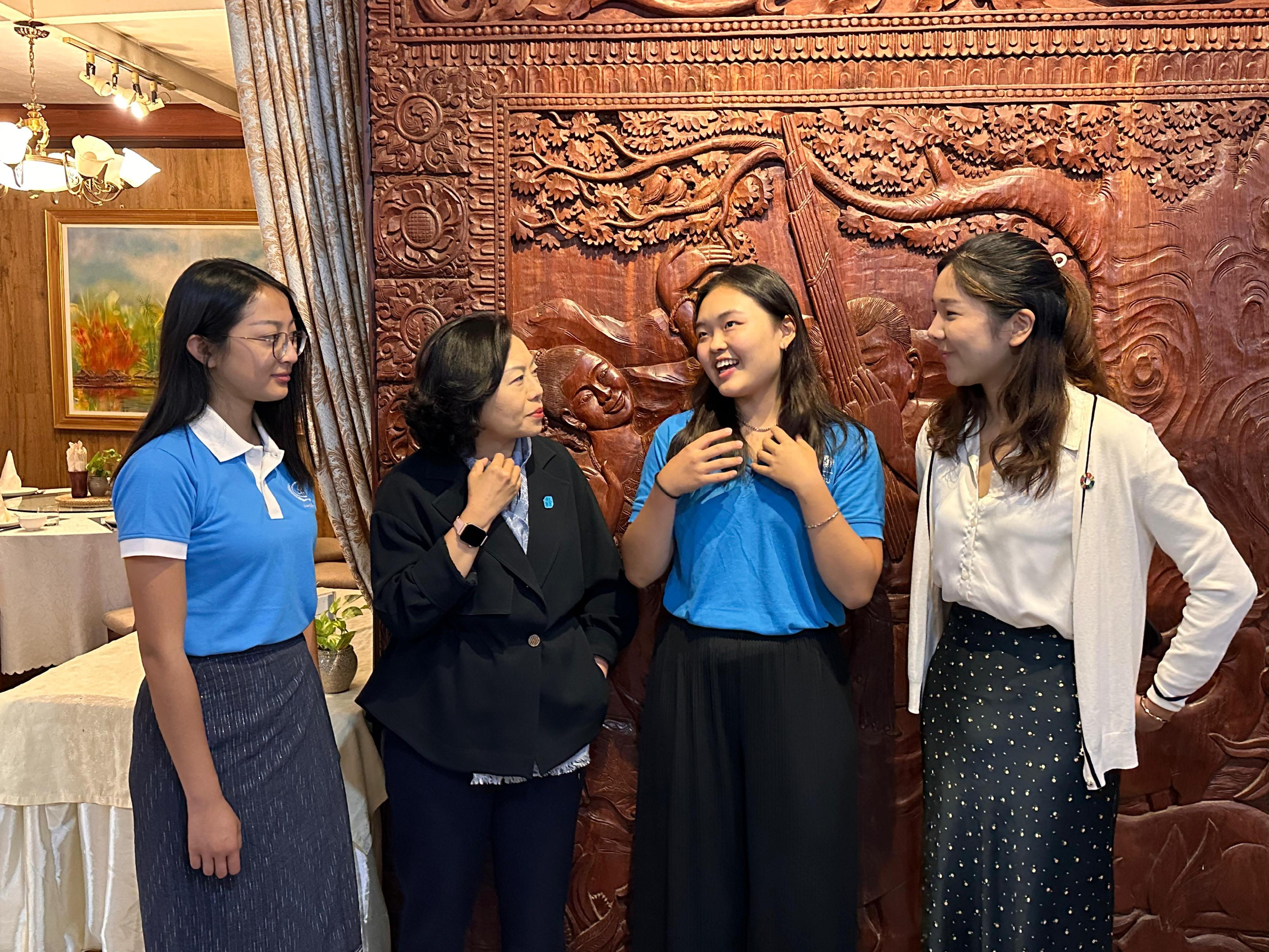 The Secretary for Home and Youth Affairs, Miss Alice Mak, commenced her visit to Laos today (December 10). Photo shows Miss Mak (second left) interacting with three Hong Kong youths who participated in the United Nations Volunteers - Hong Kong Universities Volunteer Internship Programme.