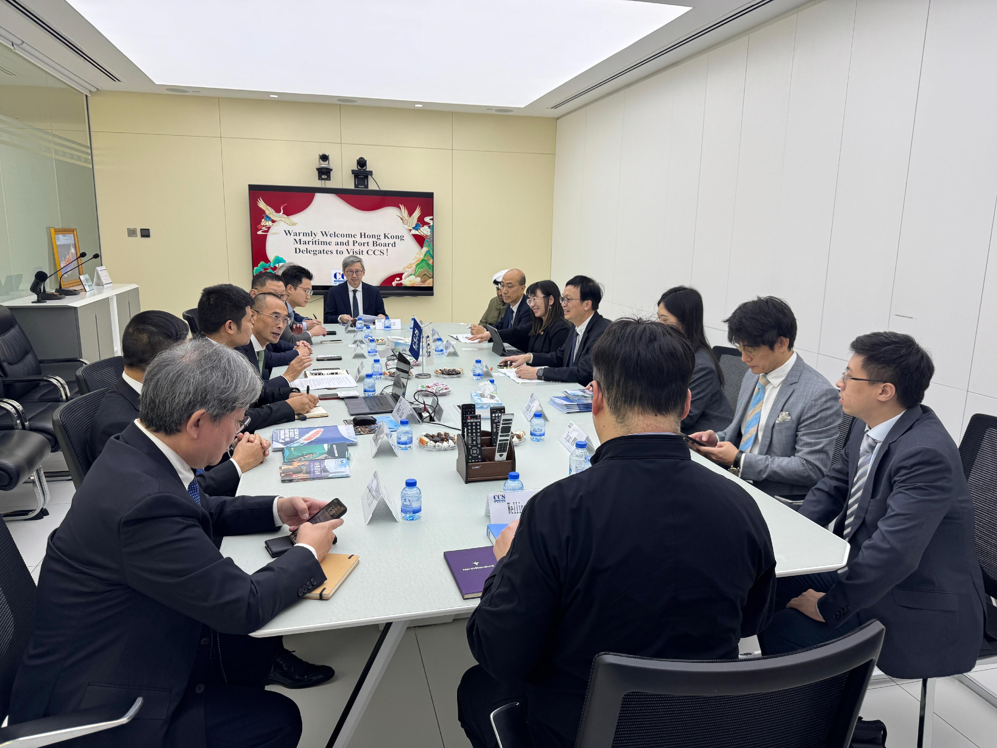 运输及物流局副局长廖振新率领十多位香港海运港口局及香港物流发展局成员、海事处和投资推广署的代表，前往阿拉伯联合酋长国迪拜和阿布扎比，以及巴林进行为期五日的访问。图示廖振新（右四）和香港海运港口局成员十二月九日（迪拜时间）在迪拜与中国船级社代表会面。运输及物流局副秘书长陈婉雯（右五）和海事处副处长史强（右六）亦有出席。