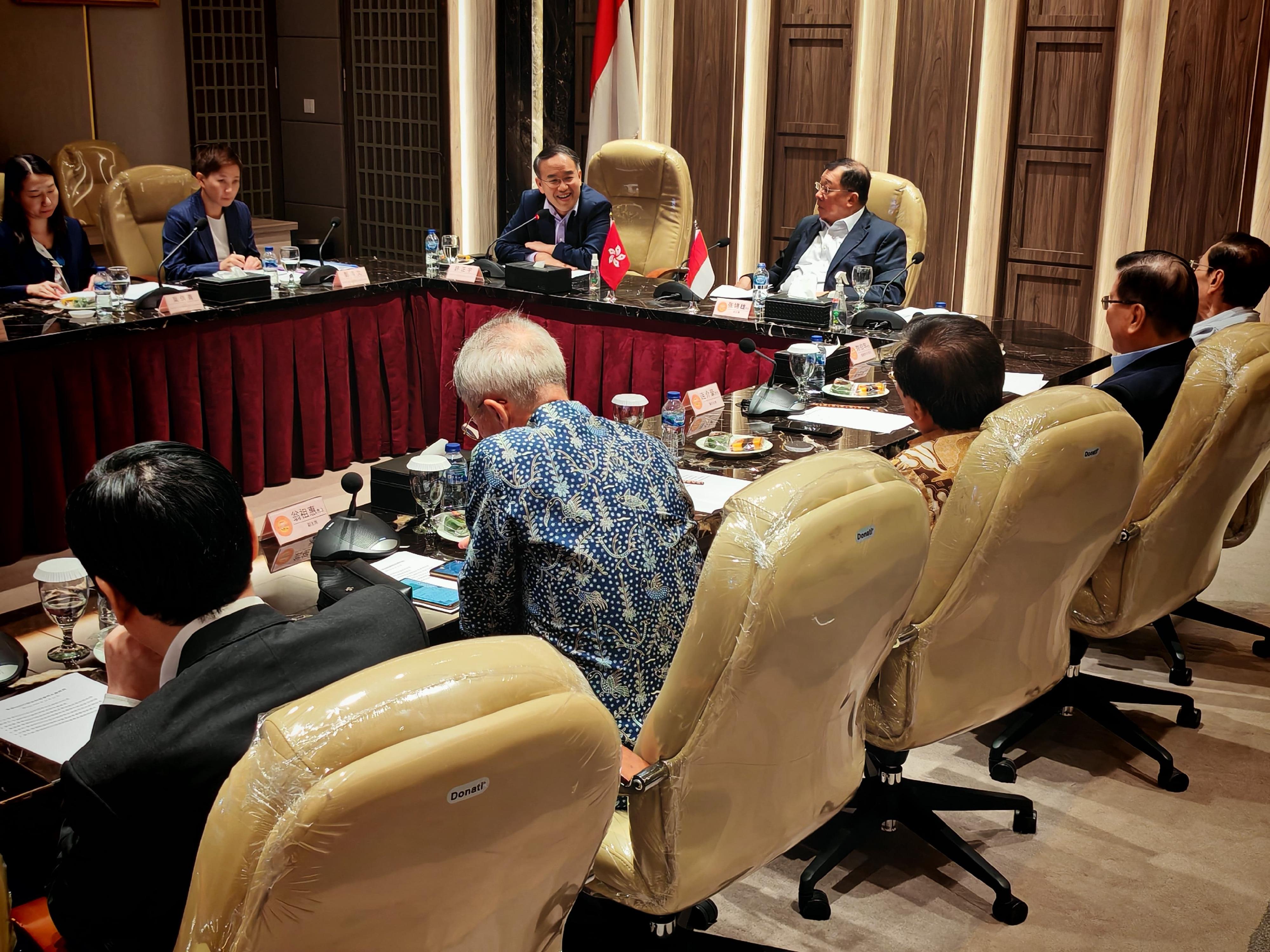 The Secretary for Financial Services and the Treasury, Mr Christopher Hui, started his visit to Jakarta, Indonesia, today (December 11). Photo shows Mr Hui (third left) introducing Hong Kong's financial advantages to the President of the Indonesian Chinese Entrepreneur Association, Mr Abdul Alek Soelystio (fourth left), and other representatives. Next to Mr Hui is the Director-General of the Hong Kong Economic and Trade Office in Jakarta, Miss Libera Cheng (second left).