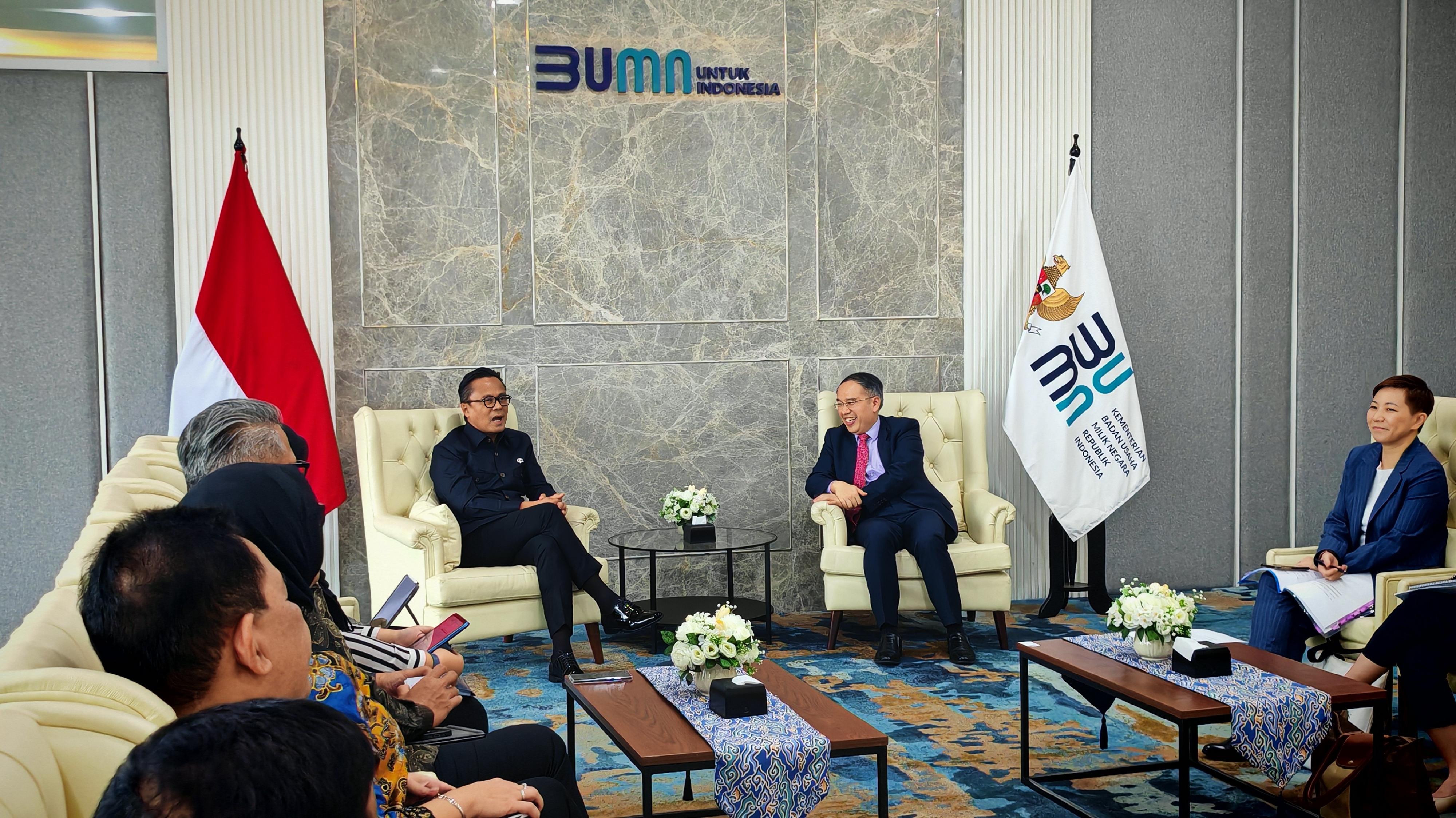 The Secretary for Financial Services and the Treasury, Mr Christopher Hui, started his visit to Jakarta, Indonesia, today (December 11). Photo shows Mr Hui (second right) meeting the Vice Minister of the Ministry of State-Owned Enterprises of Indonesia, Mr Dony Oskaria (third right), and introducing to him the advantages for Indonesian enterprises to tap into Hong Kong’s strengths as an internationalised fundraising platform for business growth and development. Next to Mr Hui is the Director-General of the Hong Kong Economic and Trade Office in Jakarta, Miss Libera Cheng (first right).