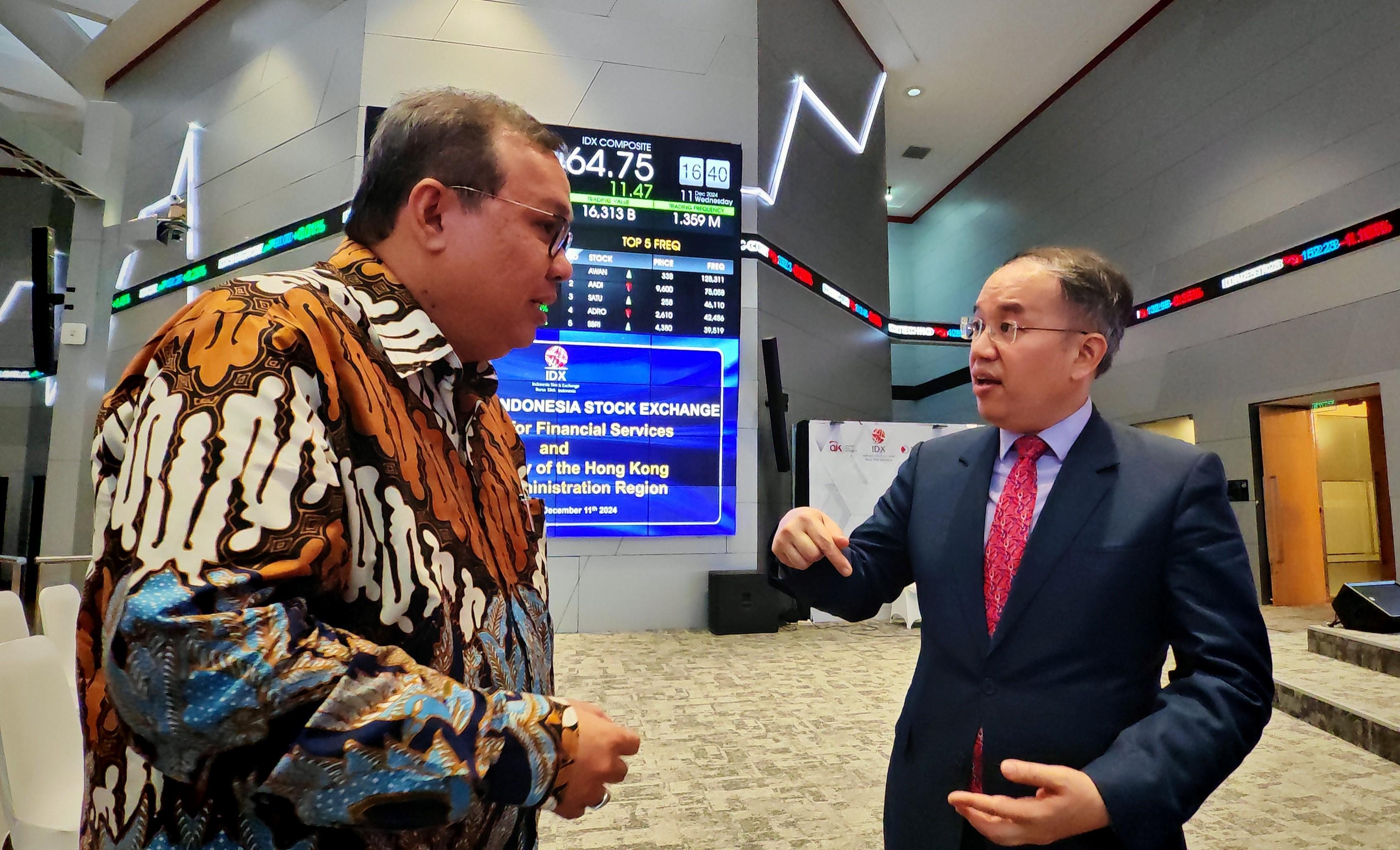 The Secretary for Financial Services and the Treasury, Mr Christopher Hui, started his visit to Jakarta, Indonesia, today (December 11). Photo shows Mr Hui (right) touring the Indonesia Stock Exchange in the company of its President Director, Mr Iman Rachman (left).