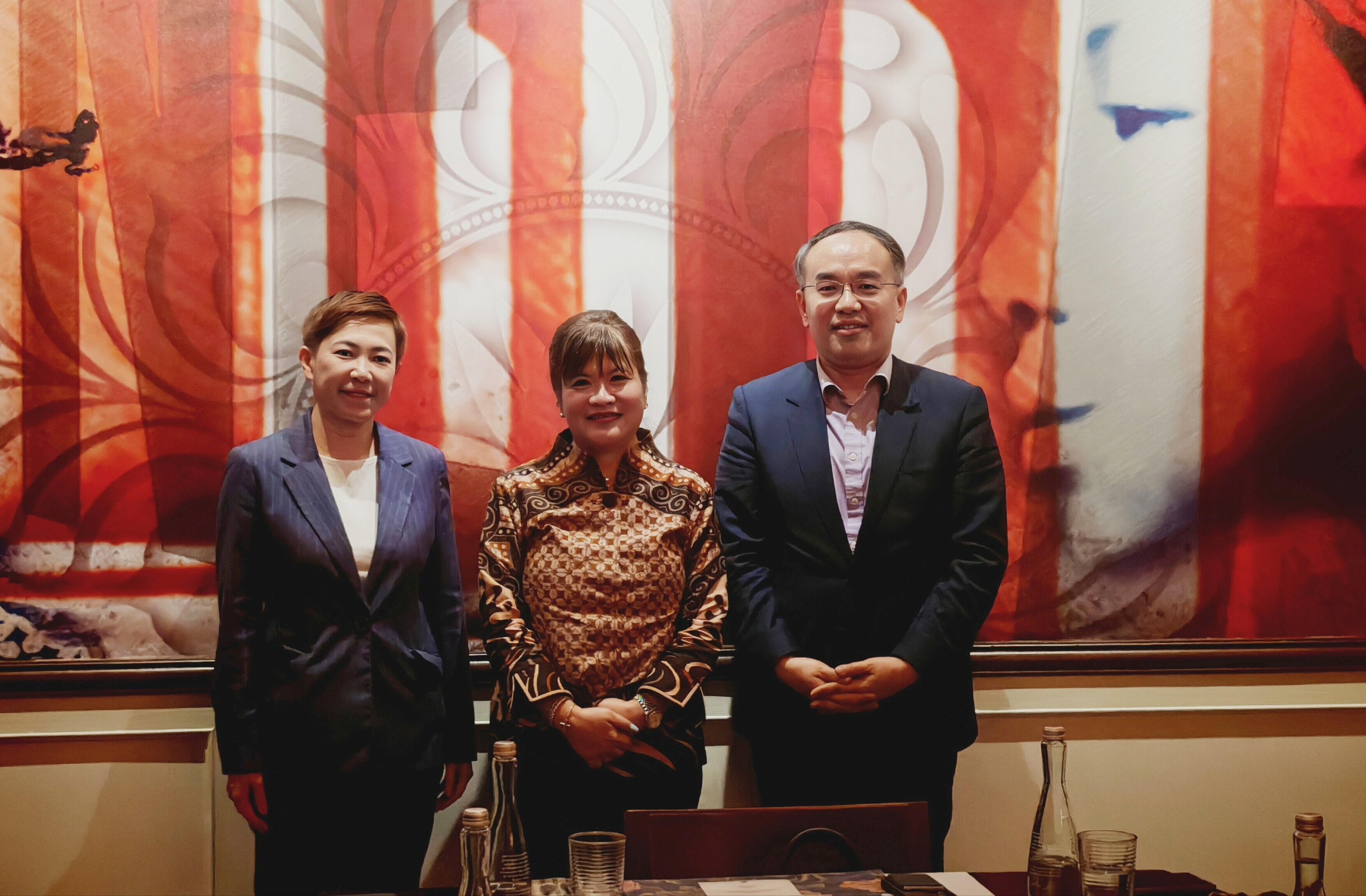 The Secretary for Financial Services and the Treasury, Mr Christopher Hui, started his visit to Jakarta, Indonesia today (December 11). Photo shows Mr Hui (right) with the Chairwoman of the Indonesian Employers' Association, Ms Shinta Widjaja Kamdani (centre), and the Director-General of the Hong Kong Economic and Trade Office, Jakarta, Miss Libera Cheng (left) before the dinner meeting.