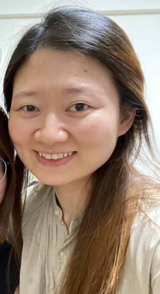 Ma Man-yiu, aged 35, is about 1.6 metres tall, 50 kilograms in weight and of medium build. She has a round face with yellow complexion and long brown and black hair. She was last seen wearing a black long-sleeved jacket, black trousers and white shoes.