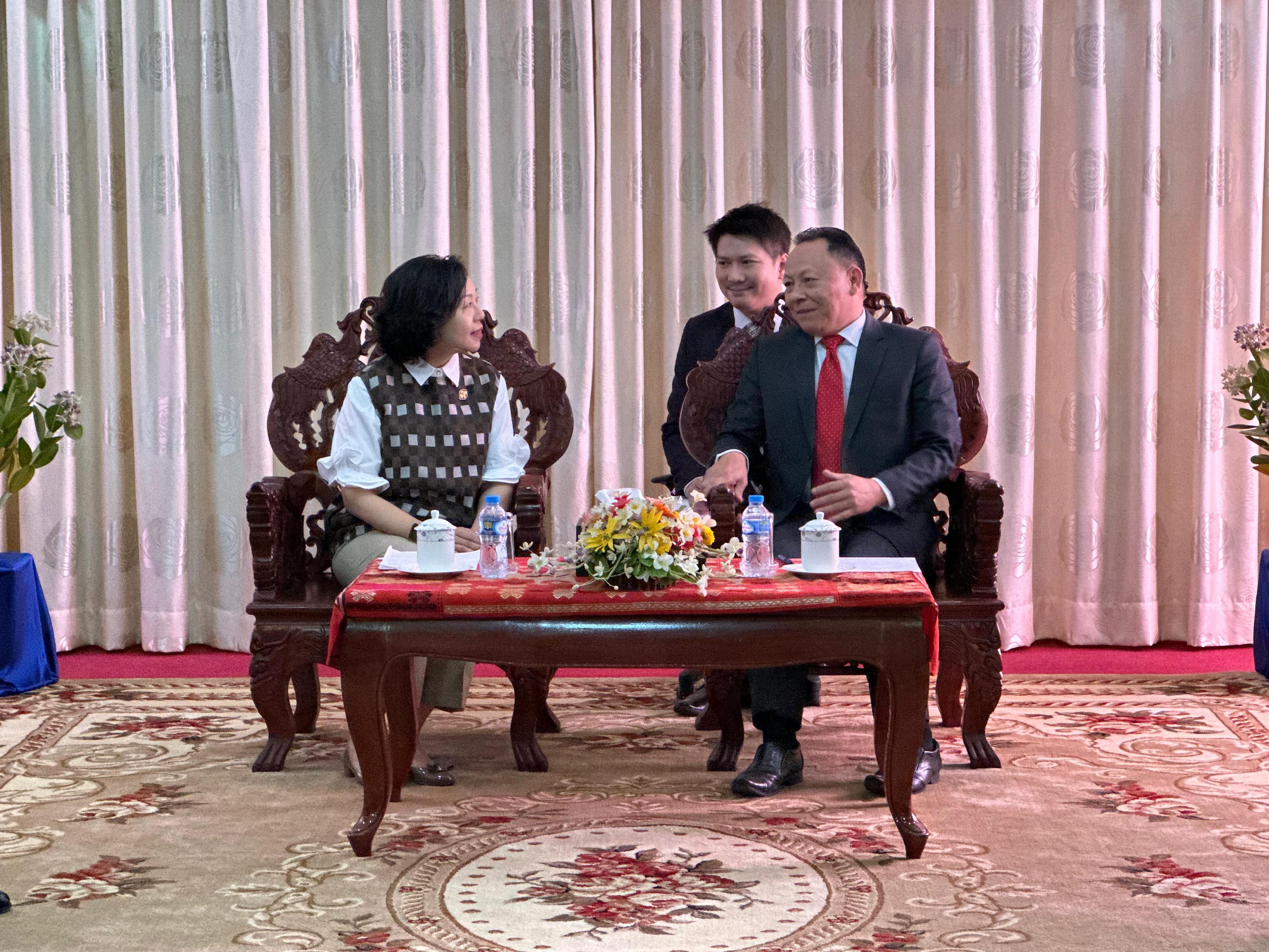 The Secretary for Home and Youth Affairs, Miss Alice Mak, continued her visit to Laos today (December 11). Photo shows Miss Mak (left) meeting with the Secretary General of the Lao Youth Union, Mr Monexay Laomoaxong (right).
