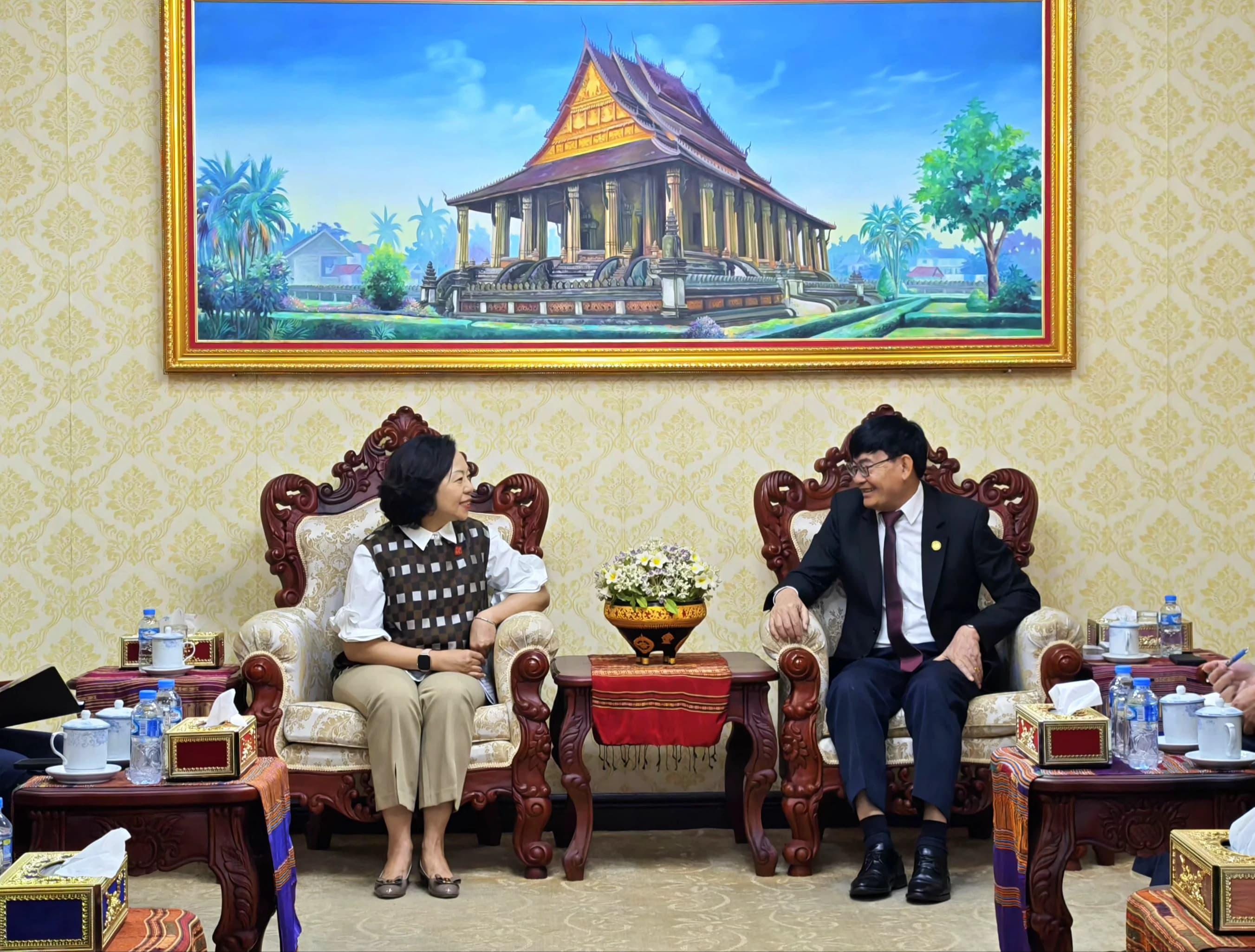 The Secretary for Home and Youth Affairs, Miss Alice Mak, continued her visit to Laos today (December 11). Photo shows Miss Mak (left) meeting with the Minister of Education and Sports, Lao People's Democratic Republic, Dr Phout Simmalavong (right), to exchange views on the youth development work of the two places.
