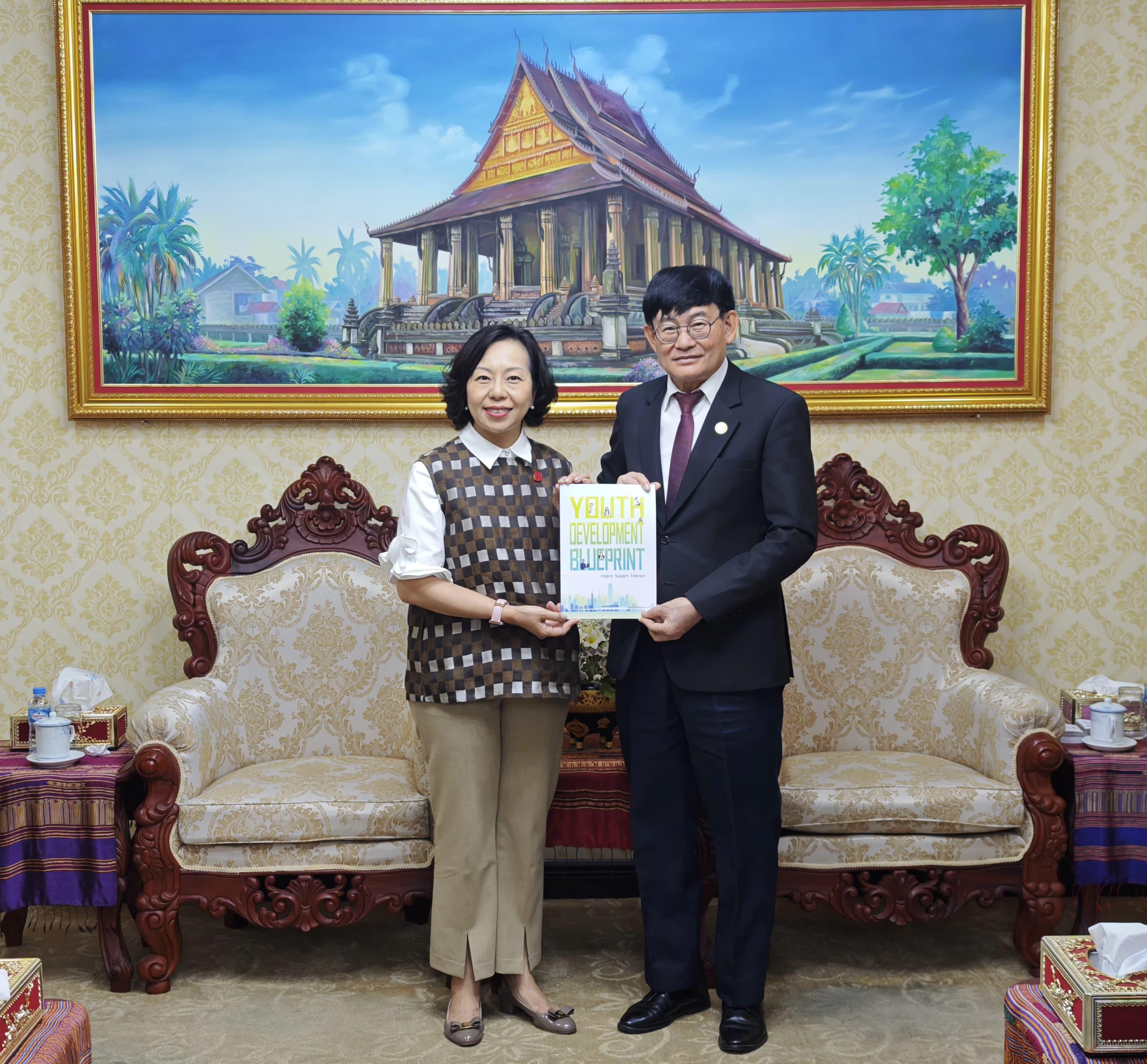 The Secretary for Home and Youth Affairs, Miss Alice Mak, continued her visit to Laos today (December 11). Photo shows Miss Mak (left) meeting with the Minister of Education and Sports, Lao People's Democratic Republic, Dr Phout Simmalavong (right), to exchange views on the youth development work of the two places.
