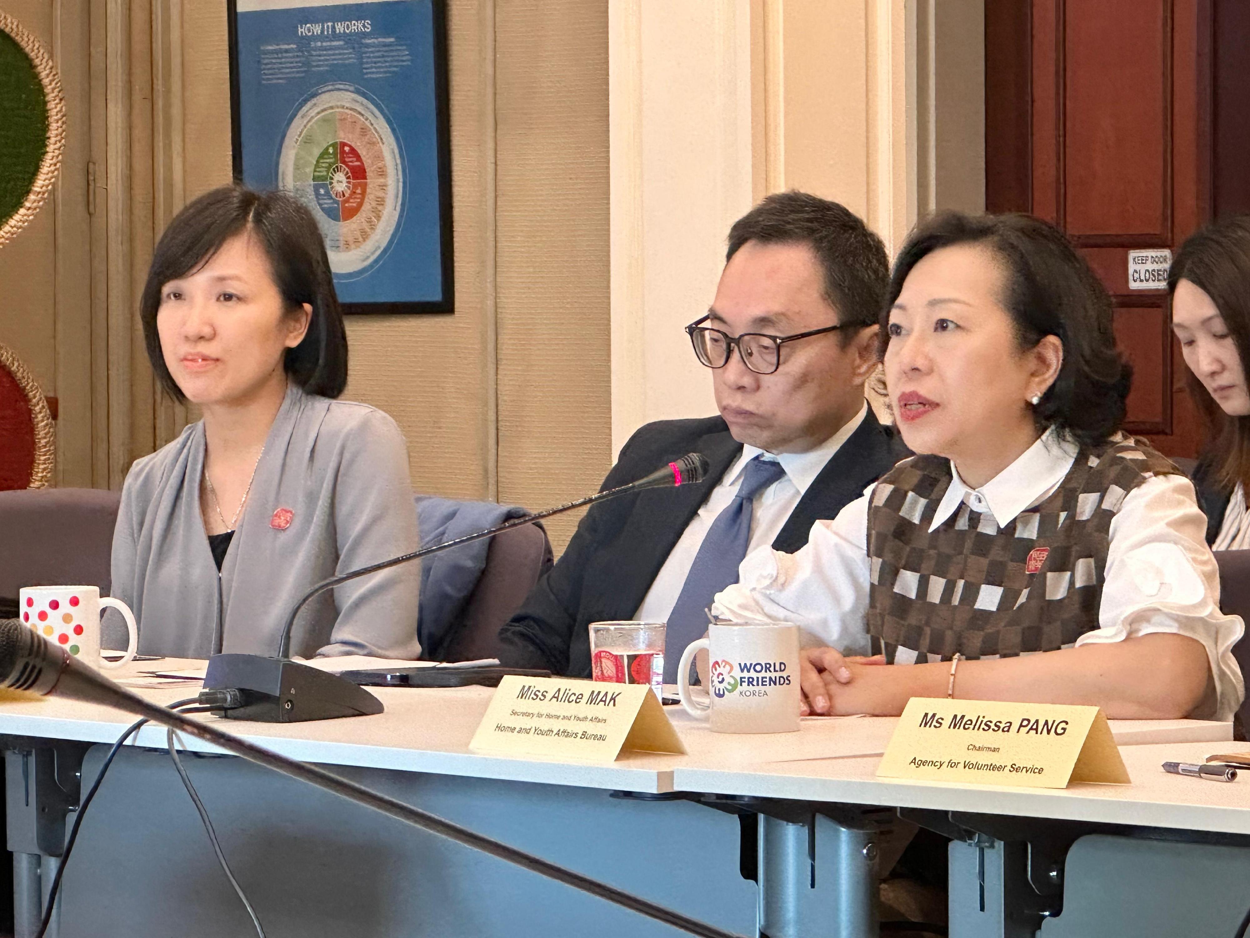 The Secretary for Home and Youth Affairs, Miss Alice Mak, continued her visit to Laos today (December 11). Photo shows Miss Mak (first right) visiting the United Nations Development Programme and the United Nations Human Settlements Programme in Laos, to meet with agencies' representatives and volunteer interns who participated in the United Nations Volunteers - Hong Kong Universities Volunteer Internship Programme.
