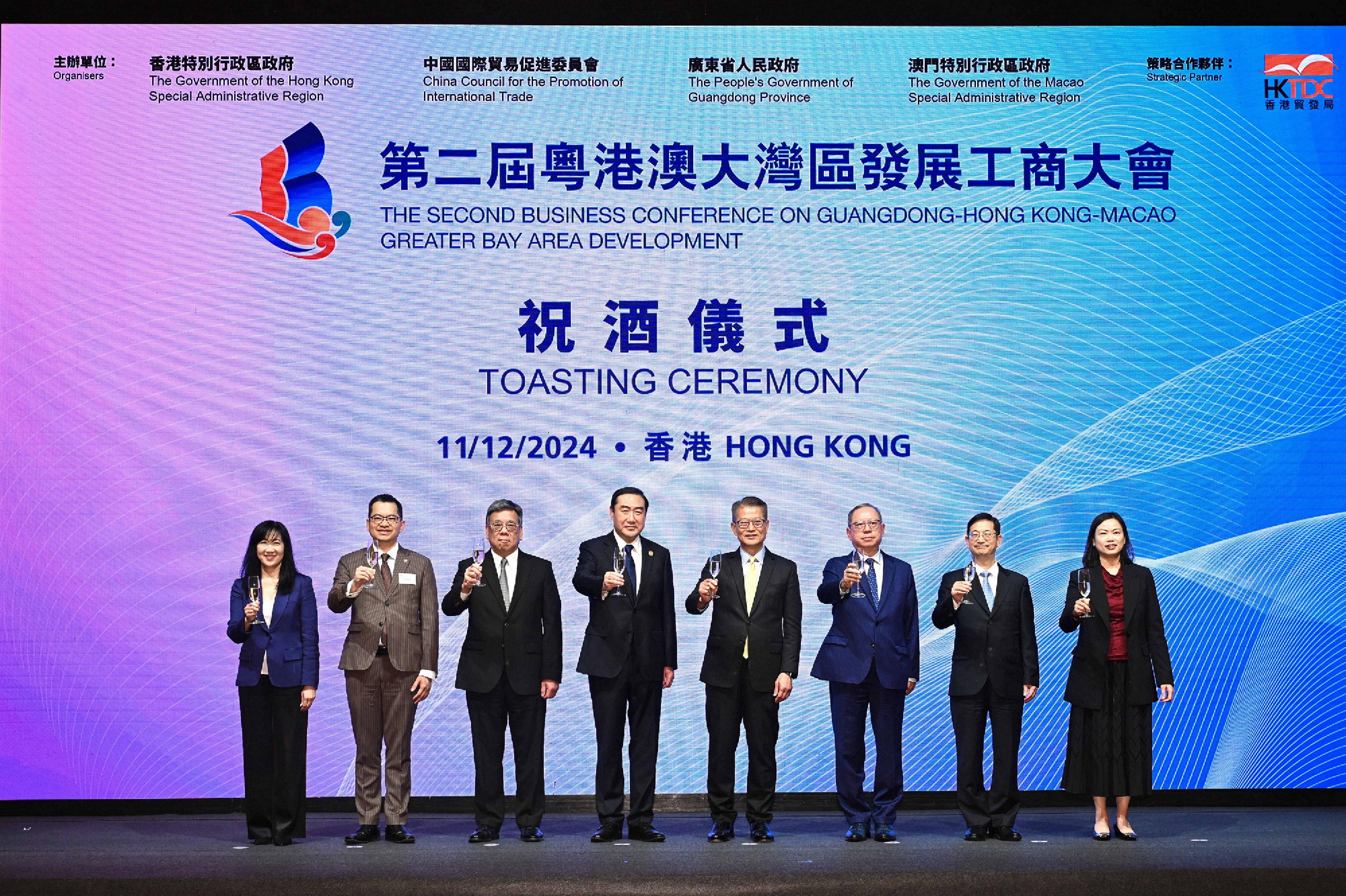 The Financial Secretary, Mr Paul Chan, attended the welcoming luncheon of Second Business Conference on Guangdong-Hong Kong-Macao Greater Bay Area Development today (December 11). Photo shows (from left) the Executive Director of the Hong Kong Trade Development Council (HKTDC), Ms Margaret Fong; the President of Macao Commerce and Investment Promotion Institute, Mr Vincent U; the Secretary for Commerce and Economic Development, Mr Algernon Yau; Vice Chairman of the China Council for the Promotion of International Trade Mr Zhang Shaogang; Mr Chan; the Chairman of the HKTDC, Dr Peter Lam; Deputy Secretary General of People's Government of Guangdong Province Mr Huang Mingzhong; and the Permanent Secretary for Commerce and Economic Development, Ms Maggie Wong, proposing a toast.