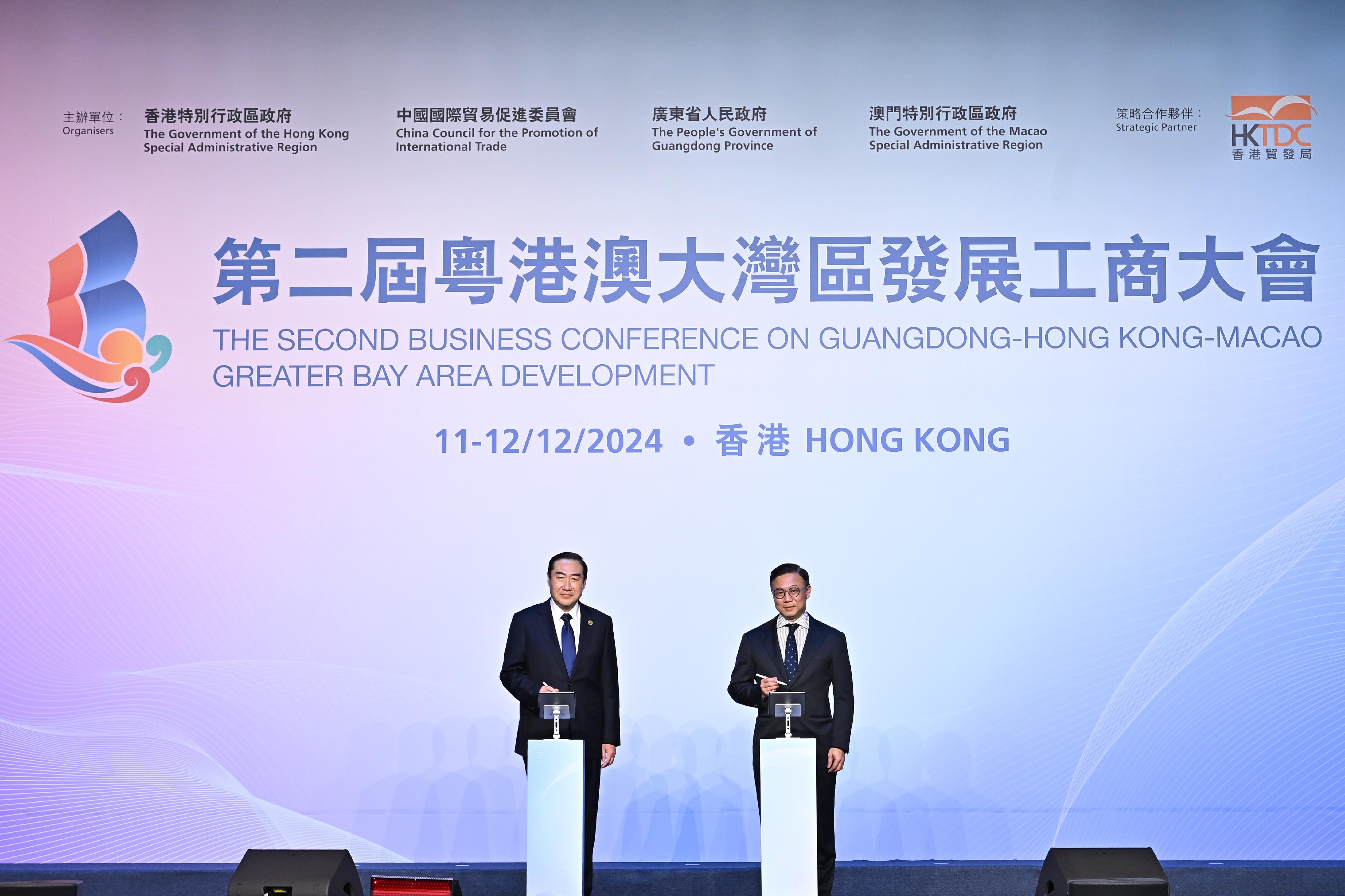 The Second Business Conference on Guangdong-Hong Kong-Macao Greater Bay Area Development is being held today and tomorrow (December 11 and 12) in Hong Kong. Photo shows the Deputy Secretary for Justice, Dr Cheung Kwok-kwan (right), and Vice Chairman of the China Council for the Promotion of International Trade Mr Zhang Shaogang (left) signing a Memorandum of Understanding at the conference today to further enhance collaboration of the two sides in areas such as the development of foreign-related rule of law, multifaceted dispute resolution and the nurturing of foreign-related legal talent.