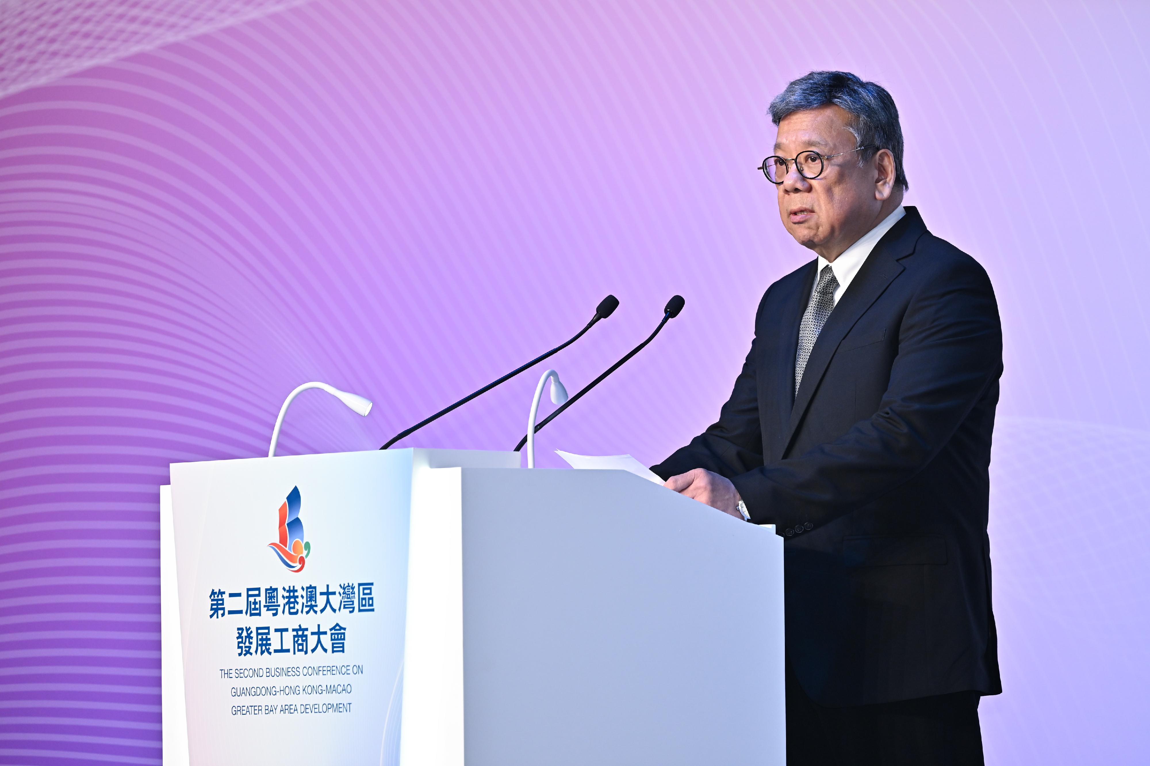 The Second Business Conference on Guangdong-Hong Kong-Macao Greater Bay Area Development is being held today and tomorrow (December 11 and 12) in Hong Kong. Photo shows the Secretary for Commerce and Economic Development, Mr Algernon Yau, delivering a welcoming speech at the opening ceremony today.