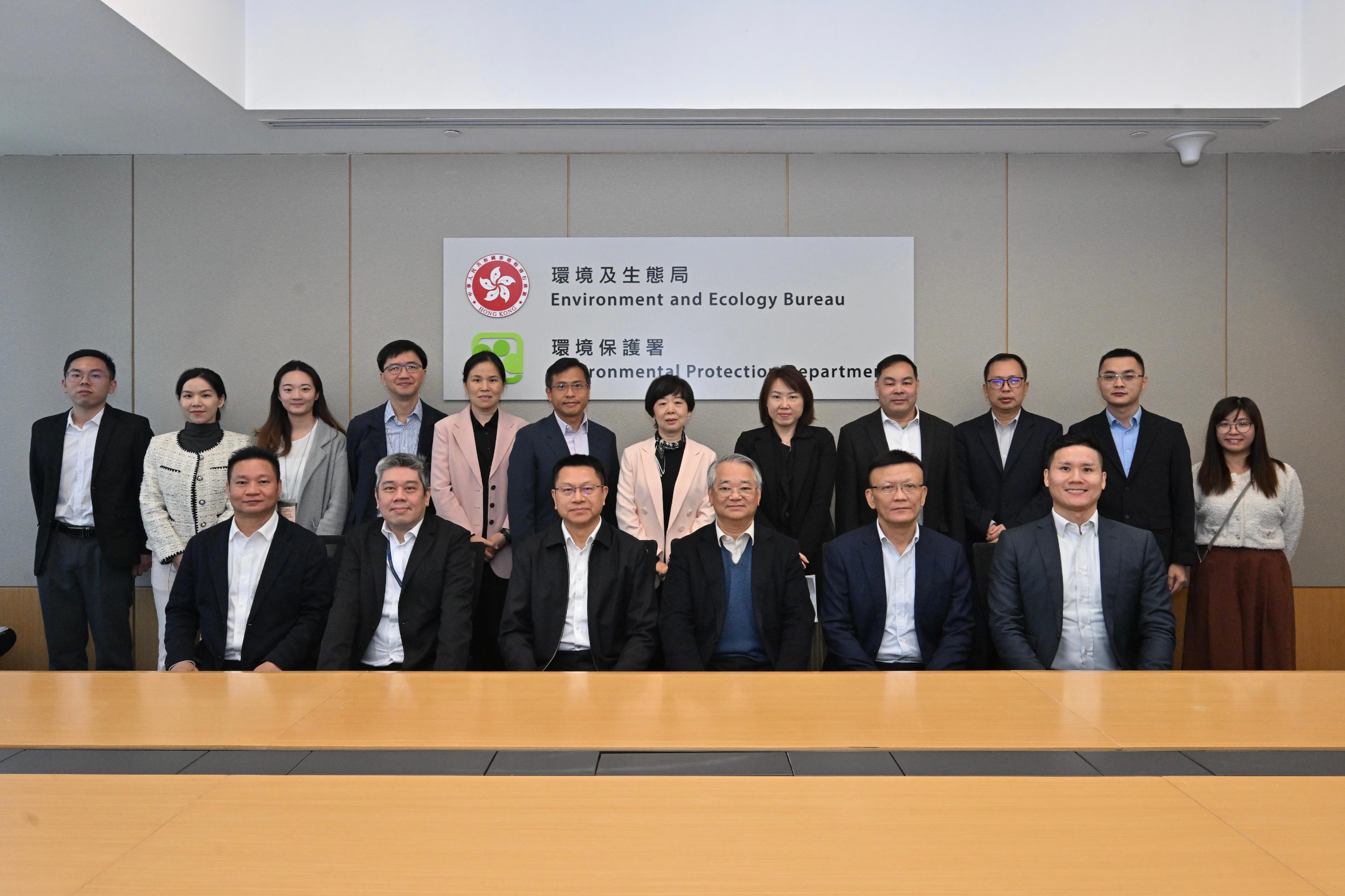 The Director of Environmental Protection of the Hong Kong Special Administrative Region, Dr Samuel Chui (front row, third right), and the Director of the Ecology Environment Bureau of Shenzhen Municipality, Mr Li Shuisheng (front row, third left), co-chaired the 38th Shenzhen-Hong Kong Environmental Co-operation Forum today (December 12).